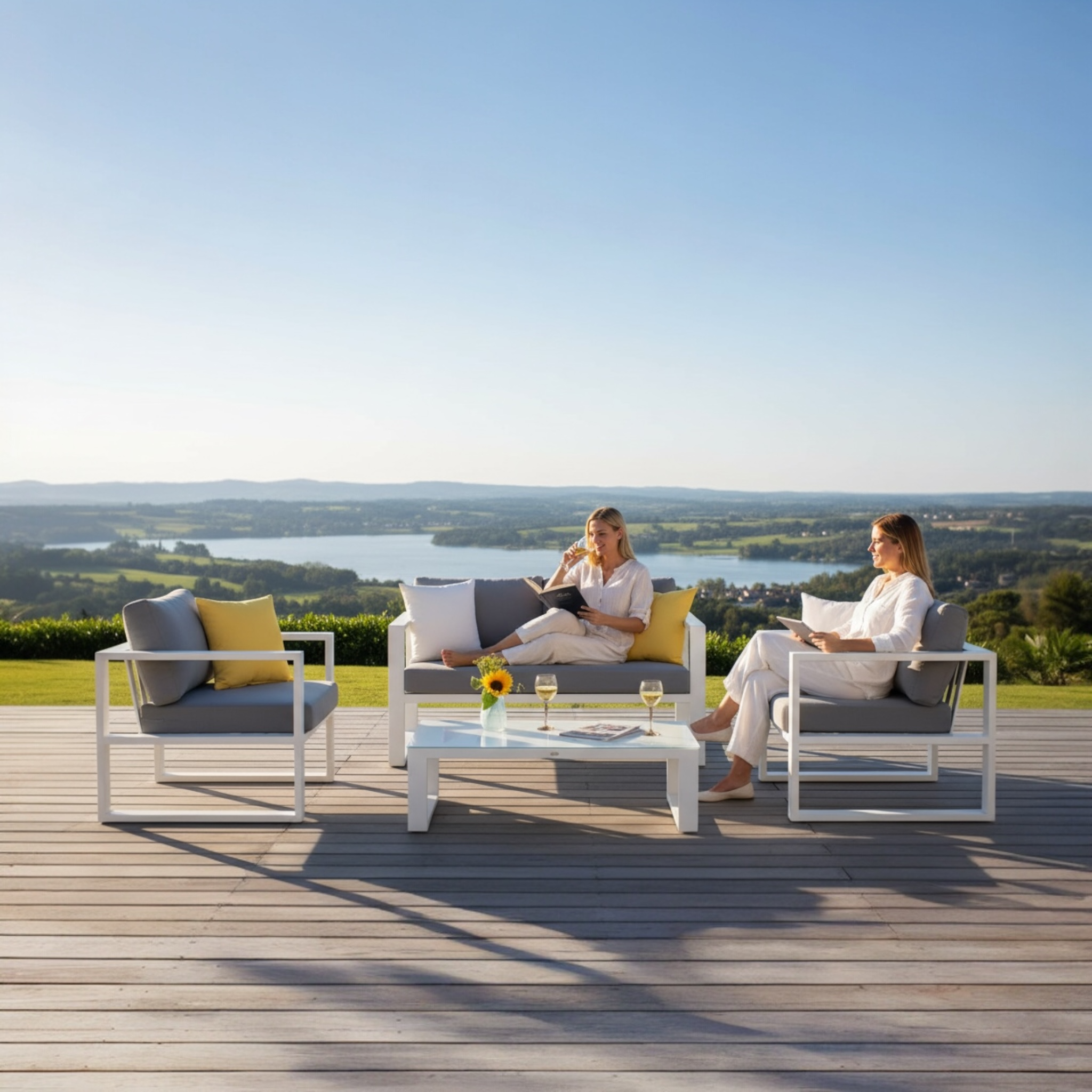 Fauteuils et canapé modulables en aluminium blanc haut de gamme avec coussins gris clairs et jaunes, élégance.