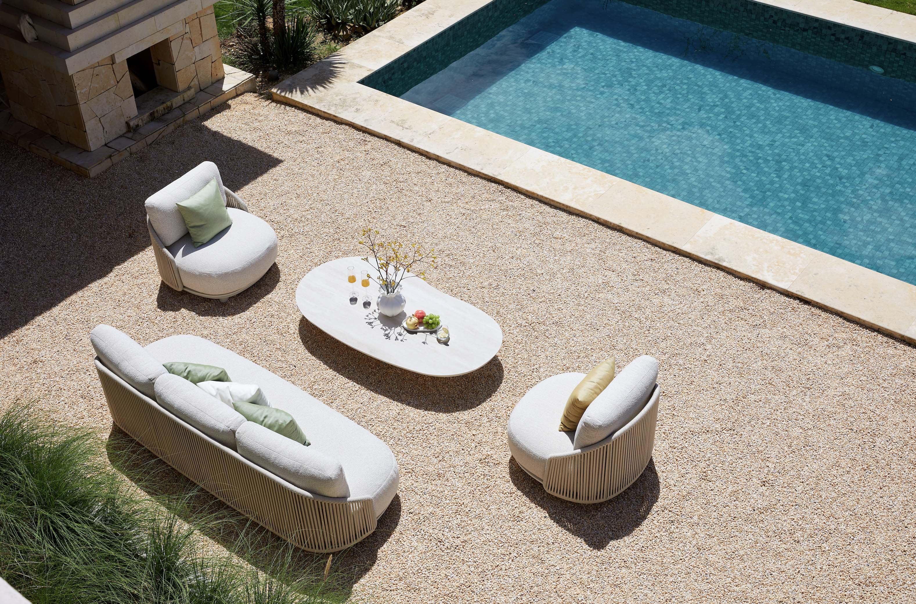 Salon de jardin haut de gamme en aluminium design, fauteuils et canapé en corde beige élégante avec coussins en tissu 100%.