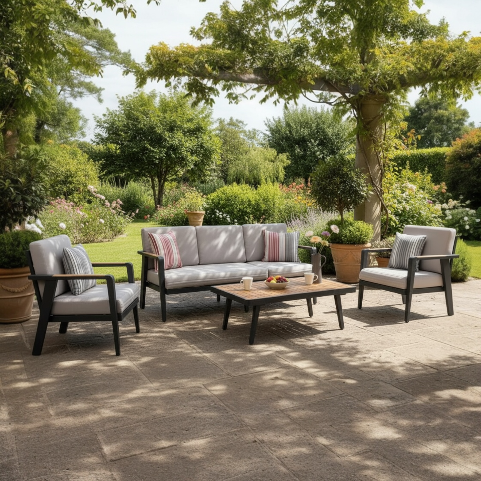 Salon de jardin luxe en aluminium haut de gamme noir et teck FSC, coussins en tissu oléfine gris clair avec housse.