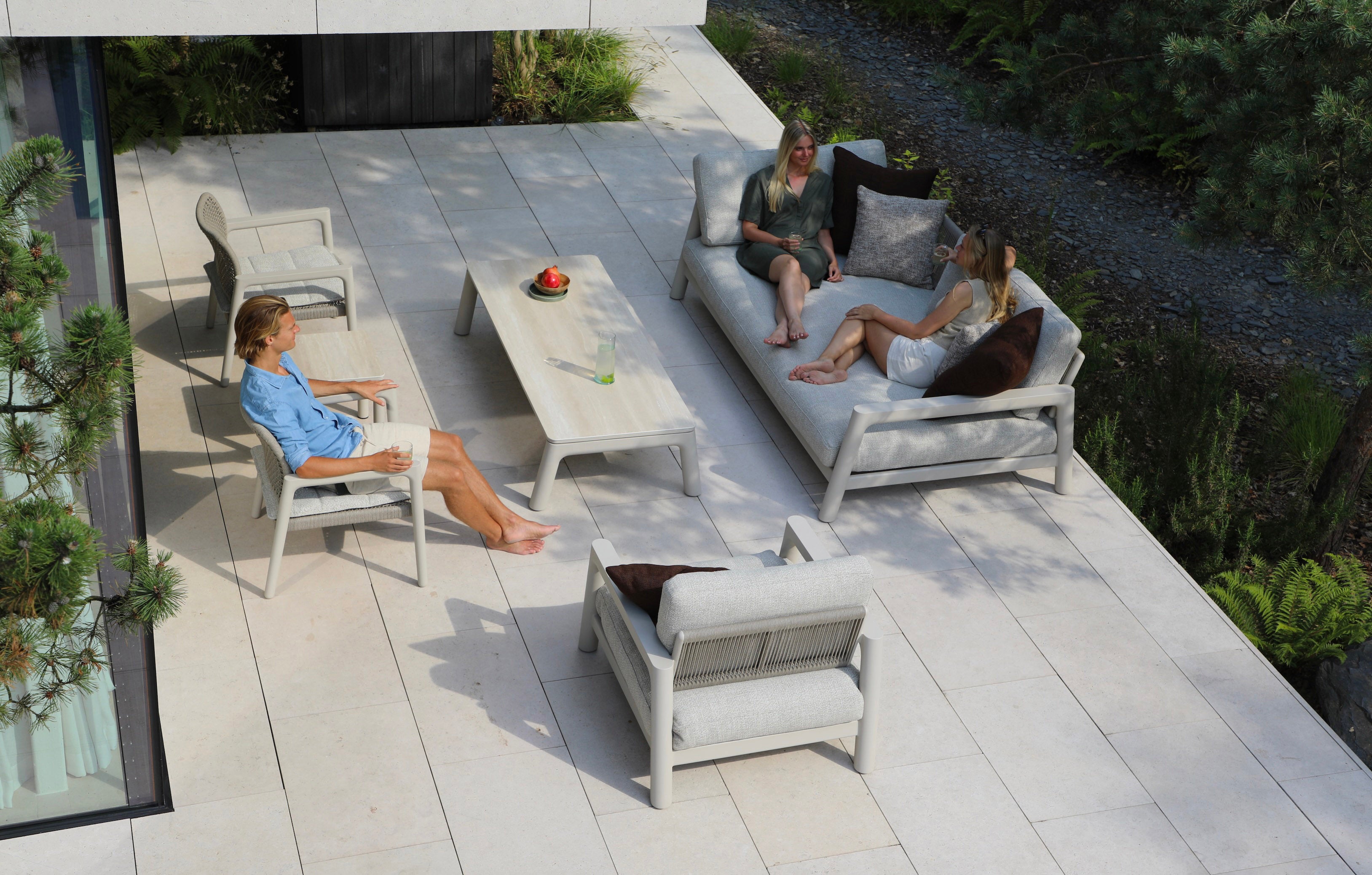 Salon de jardin modulable de luxe en aluminium inoxydable et corde, coussins déhoussables et déperlants gris, table basse plateau céramique.