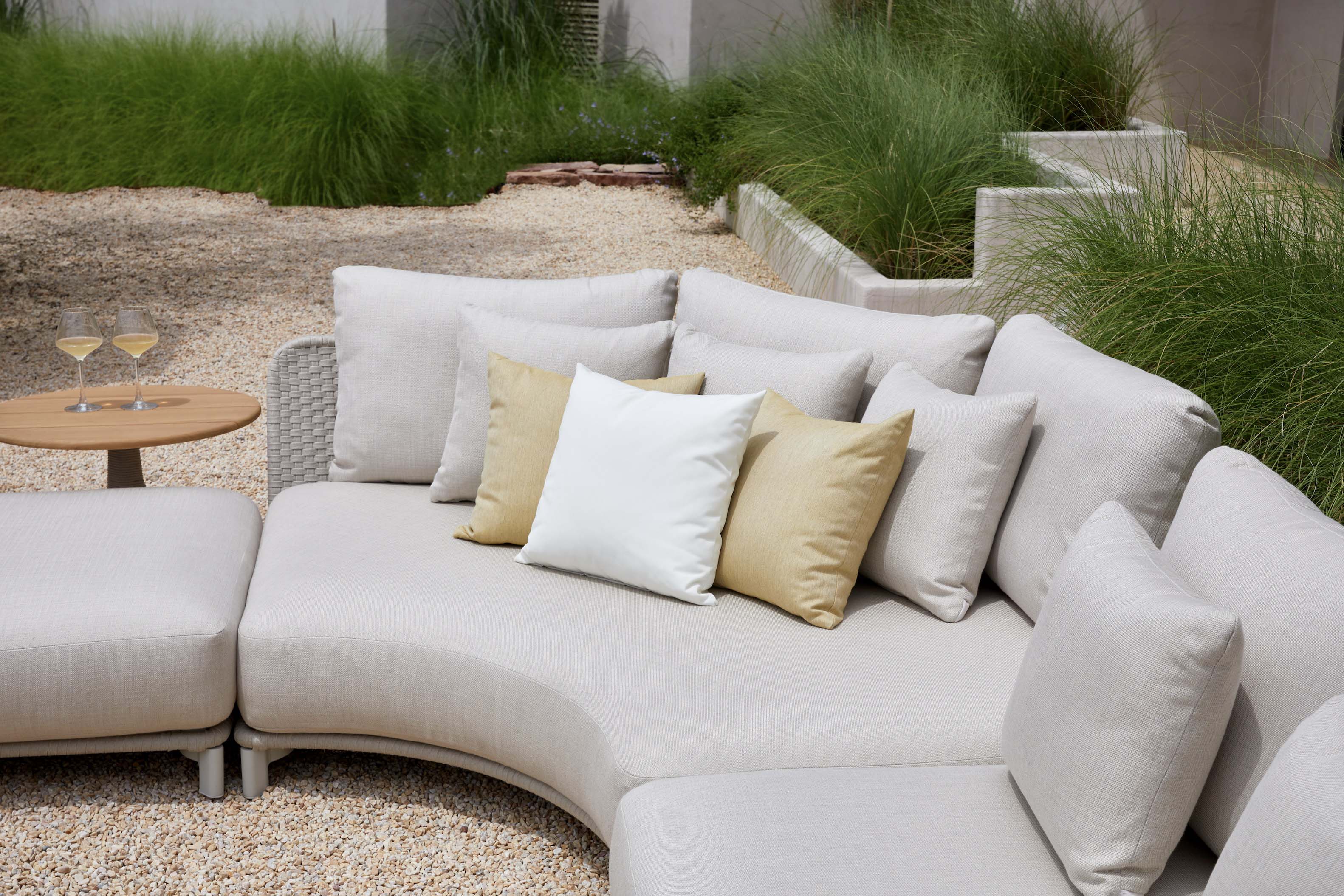 Salon de jardin d'angle en aluminium design et corde tressée, coussins en tissu 100% acrylique Agora beige et jaune.