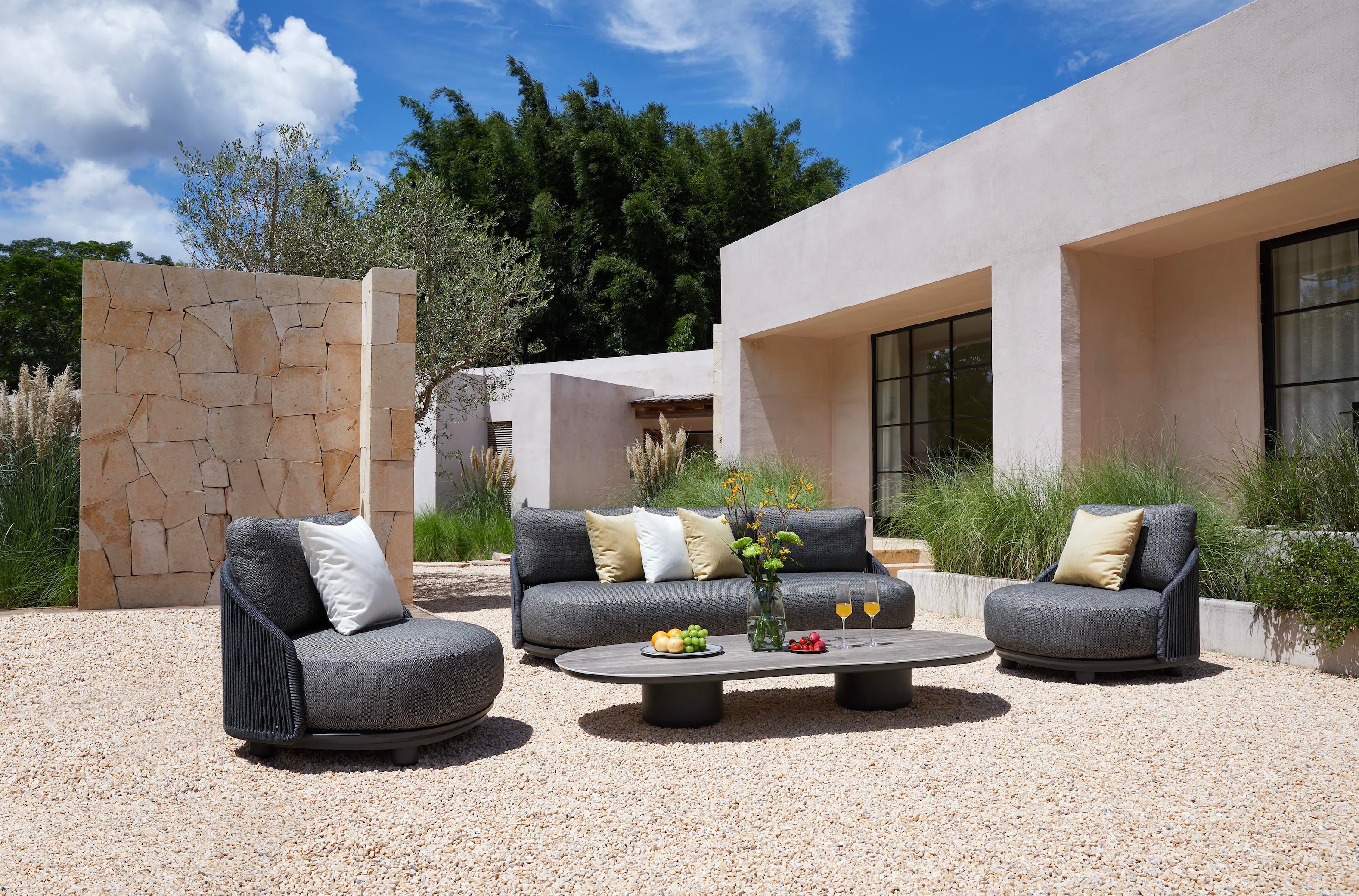 Salon de jardin luxe en aluminium design et corde noire, tissu 100% Oléfine Sunproof gris foncé, avec coussins décoratifs.