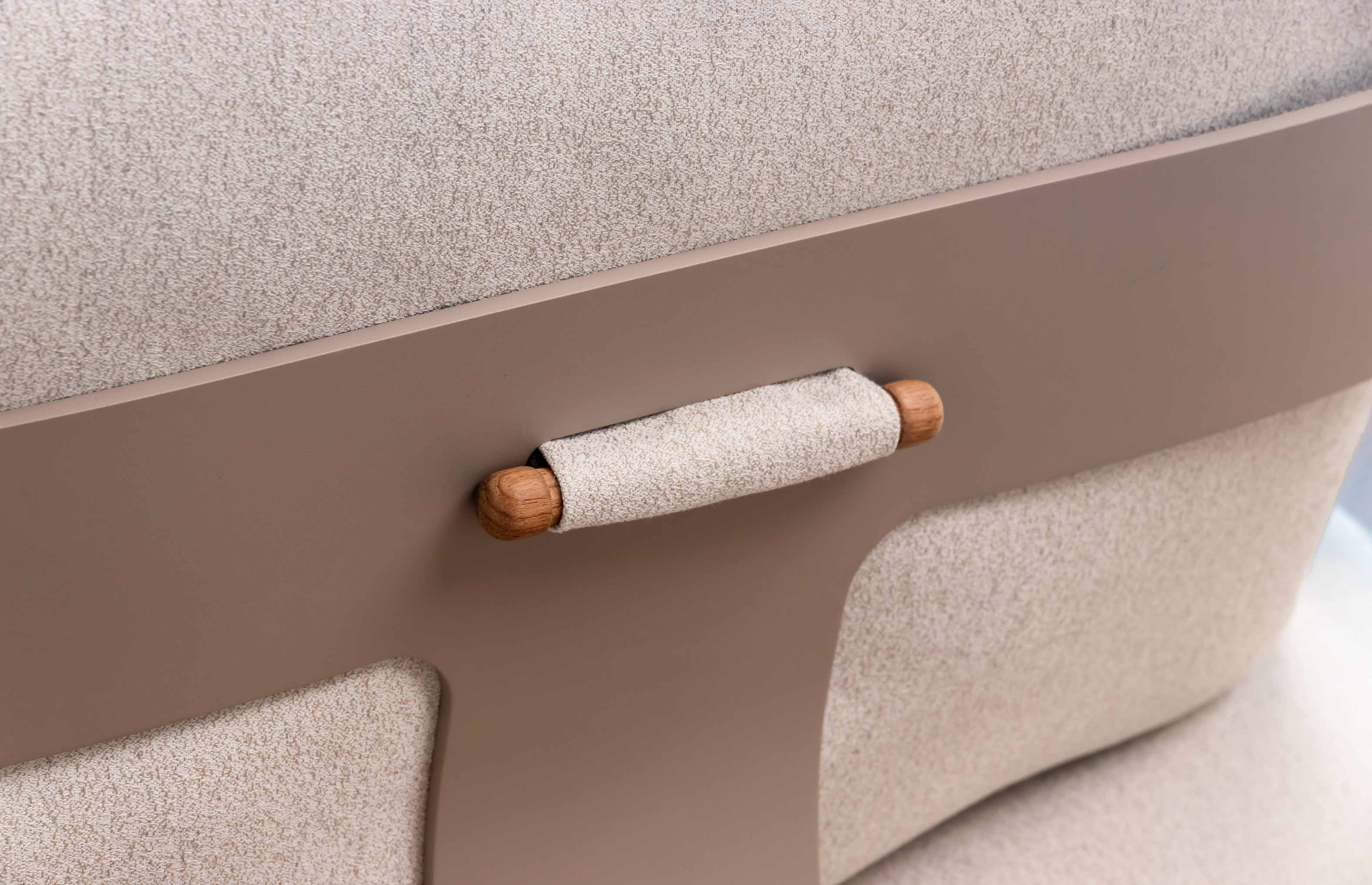 Détail de poignée en bois FSC et tissu en fibre acrylique beige sur mobilier modulable design italien, luxe et durable.