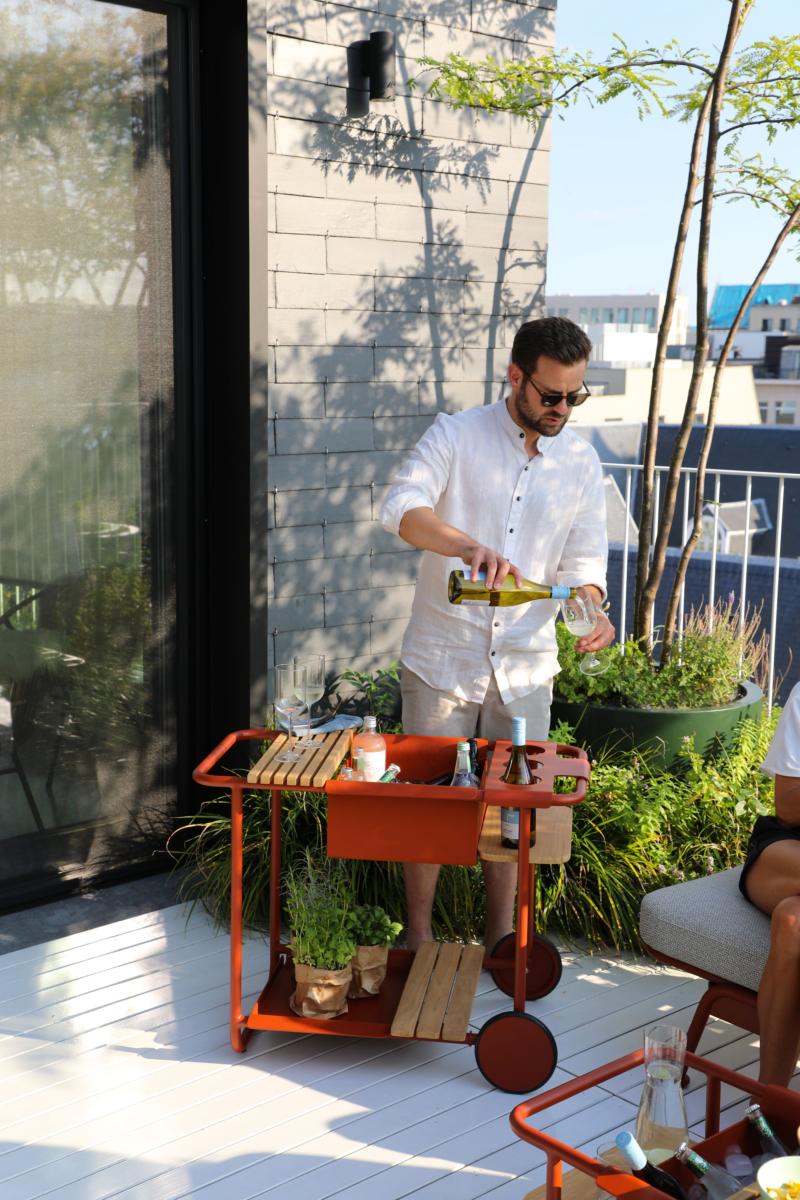 Desserte en aluminium rouge de la collection modulable Sunny, design belge élégant, bac rafraîchissant intégré, roues.