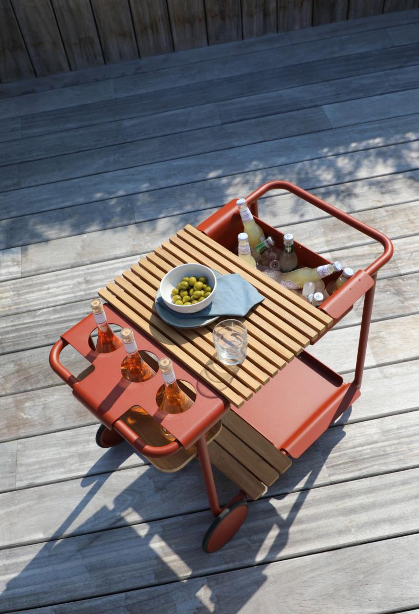 Desserte en aluminium rouge de la collection modulable Sunny, design belge, plateau en bois noble, porte-bouteilles intégré.