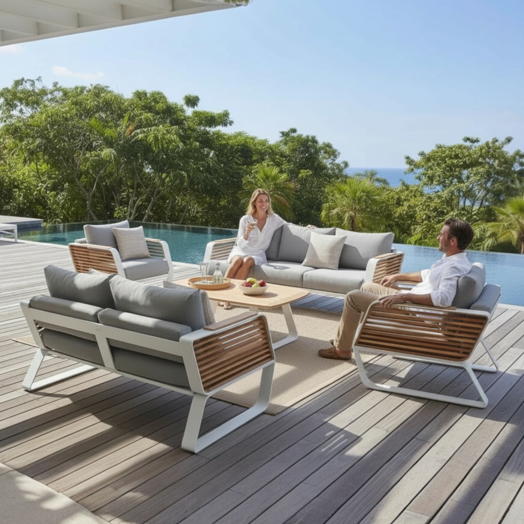 Salon AILY en aluminium blanc et teck, mise en scène extérieure.