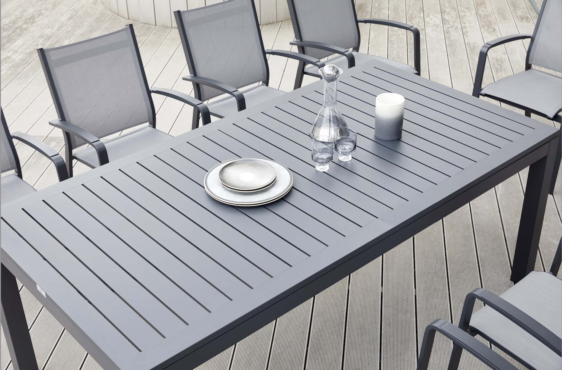 Table extensible avec structure aluminium inoxydable gris anthracite, design moderne, finition lisse, rallonge intégrée.