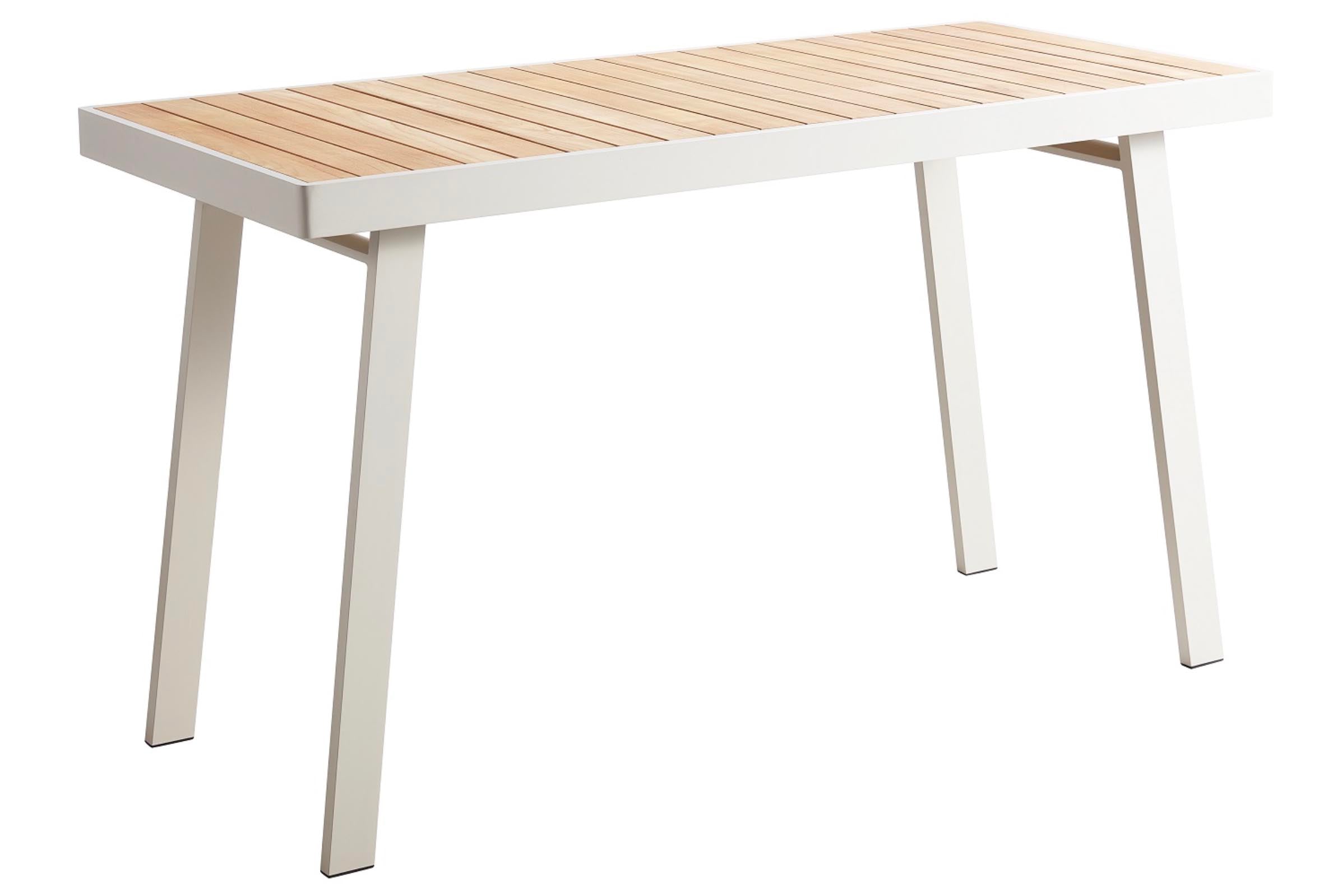 Table rectangulaire en aluminium haut de gamme blanc avec plateau en teck FSC, design épuré et élégant, pieds inclinés.