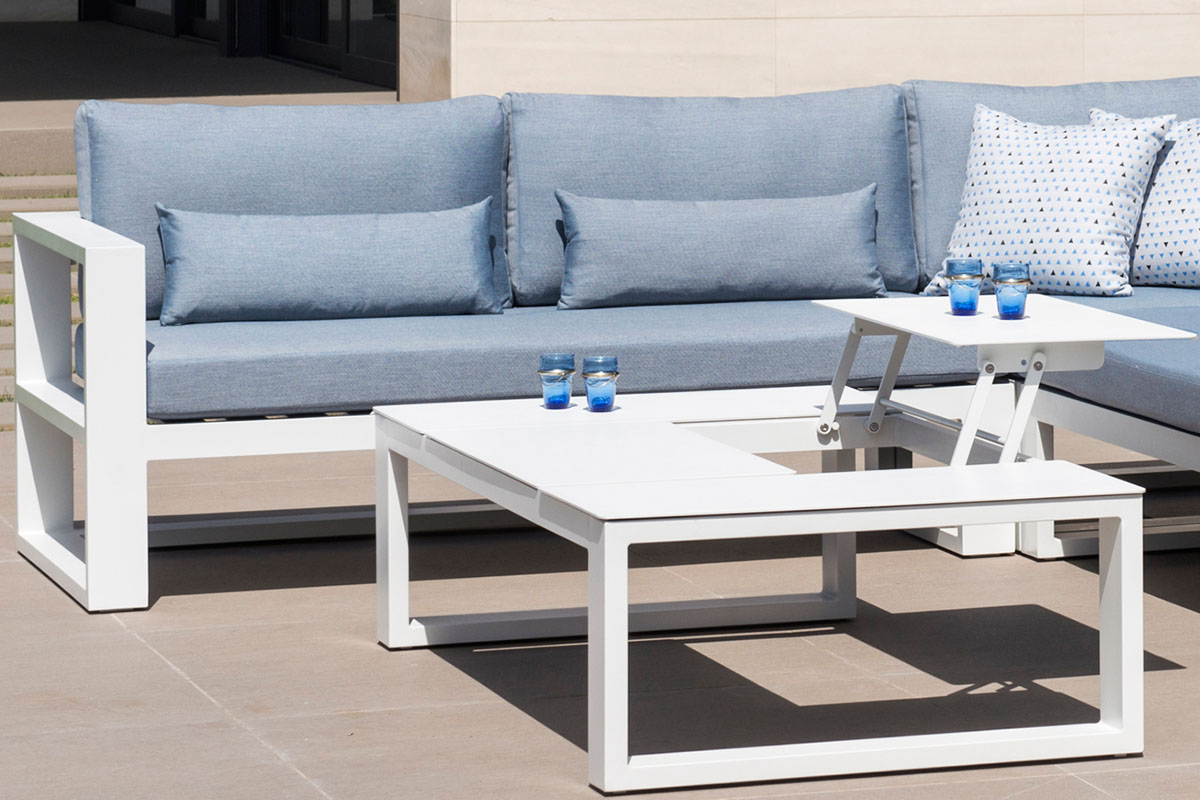 Salon d'angle luxe en aluminium haut de gamme blanc, coussins en tissu 100% oléfine gris clair avec housse.