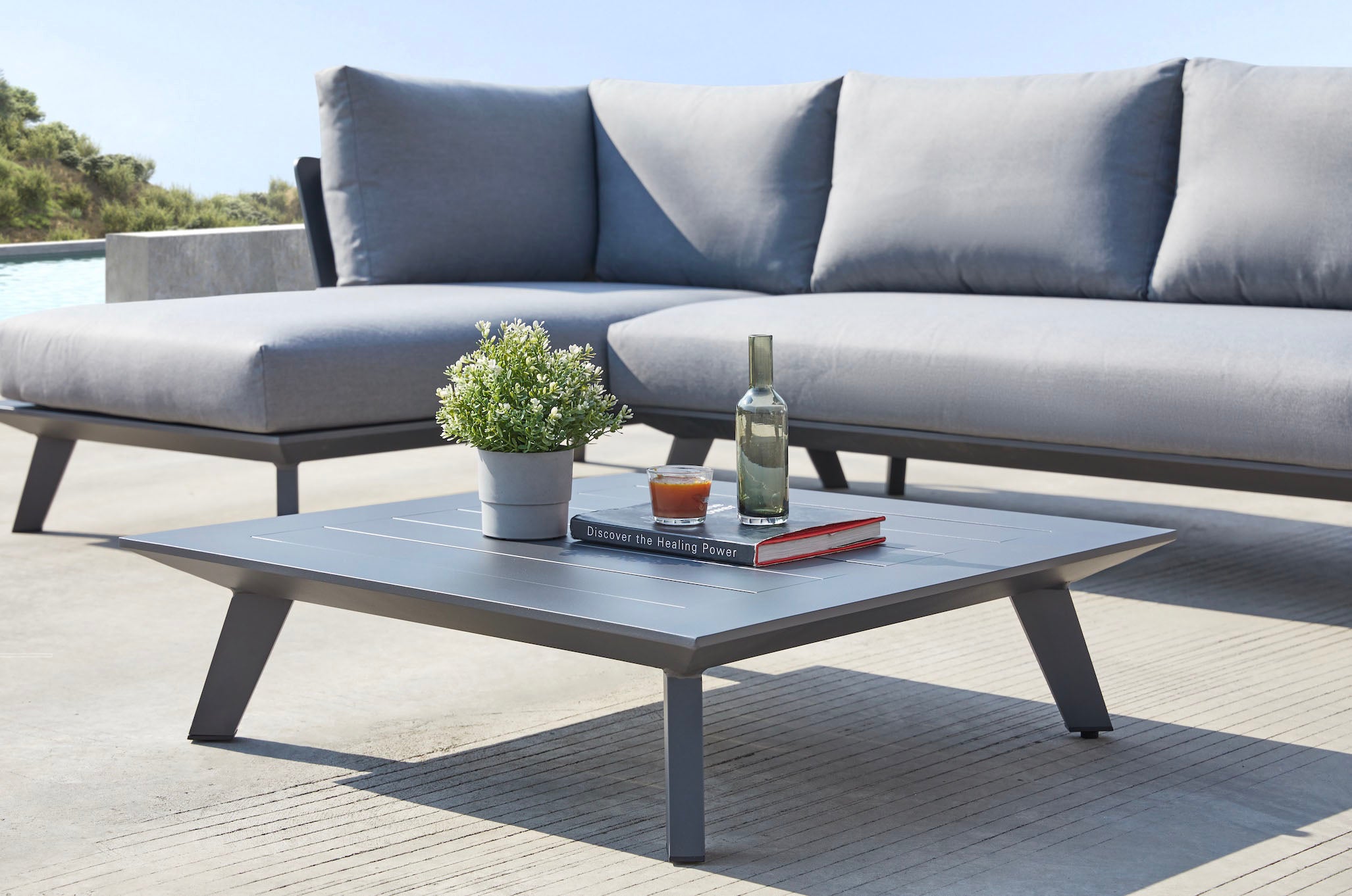 Salon d'angle design noir en aluminium inoxydable avec tissu déperlant, déhoussable 100% oléfine, idéal mobilier terrasse.