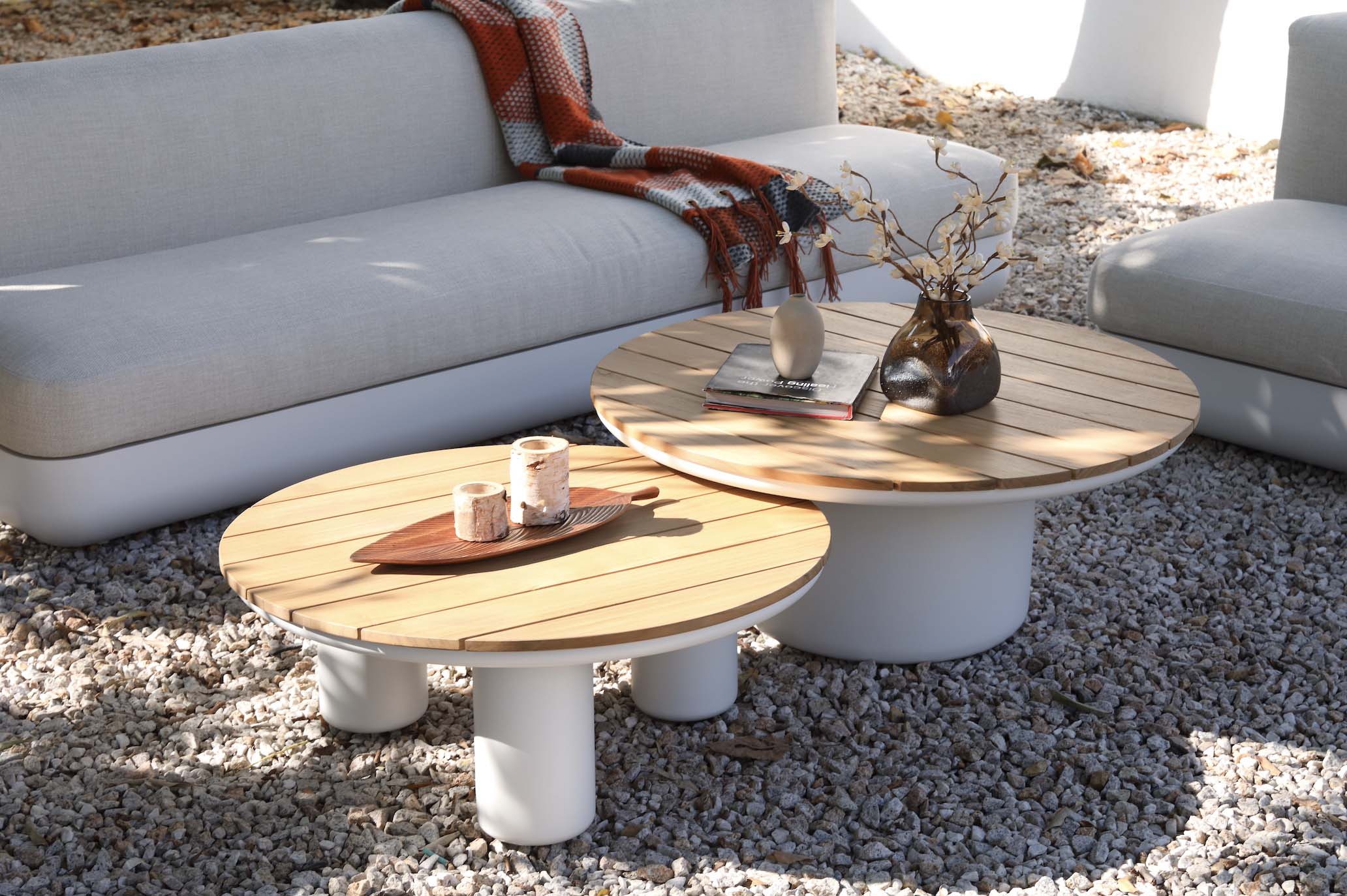 Tables basses rondes en aluminium haut de gamme à peinture époxy, plateau en teck FSC avec coussins SUNPROOF, design.