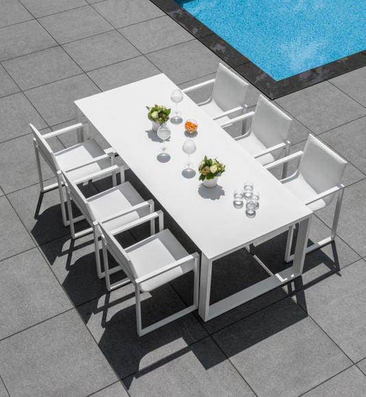 Ensemble de deux chaises de jardin COMO en aluminium haut de gamme blanc, design épuré et élégant.