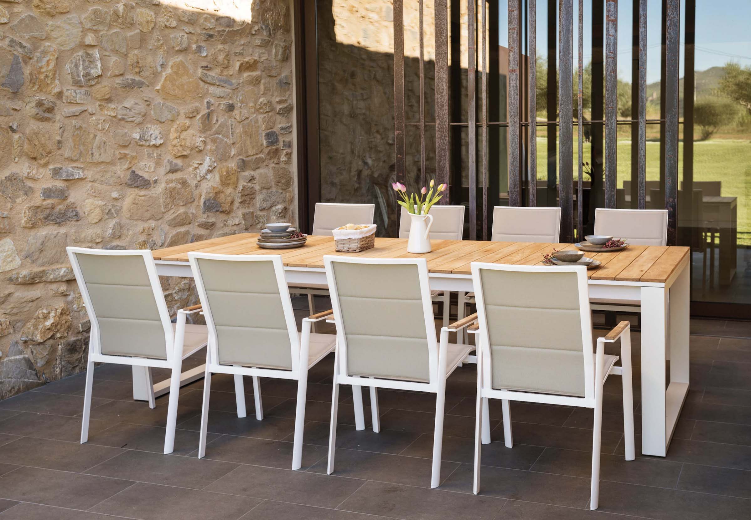 Grande table de repas extensible en aluminium haut de gamme blanc avec plateau en teck FSC chaleureux et naturel, huit.