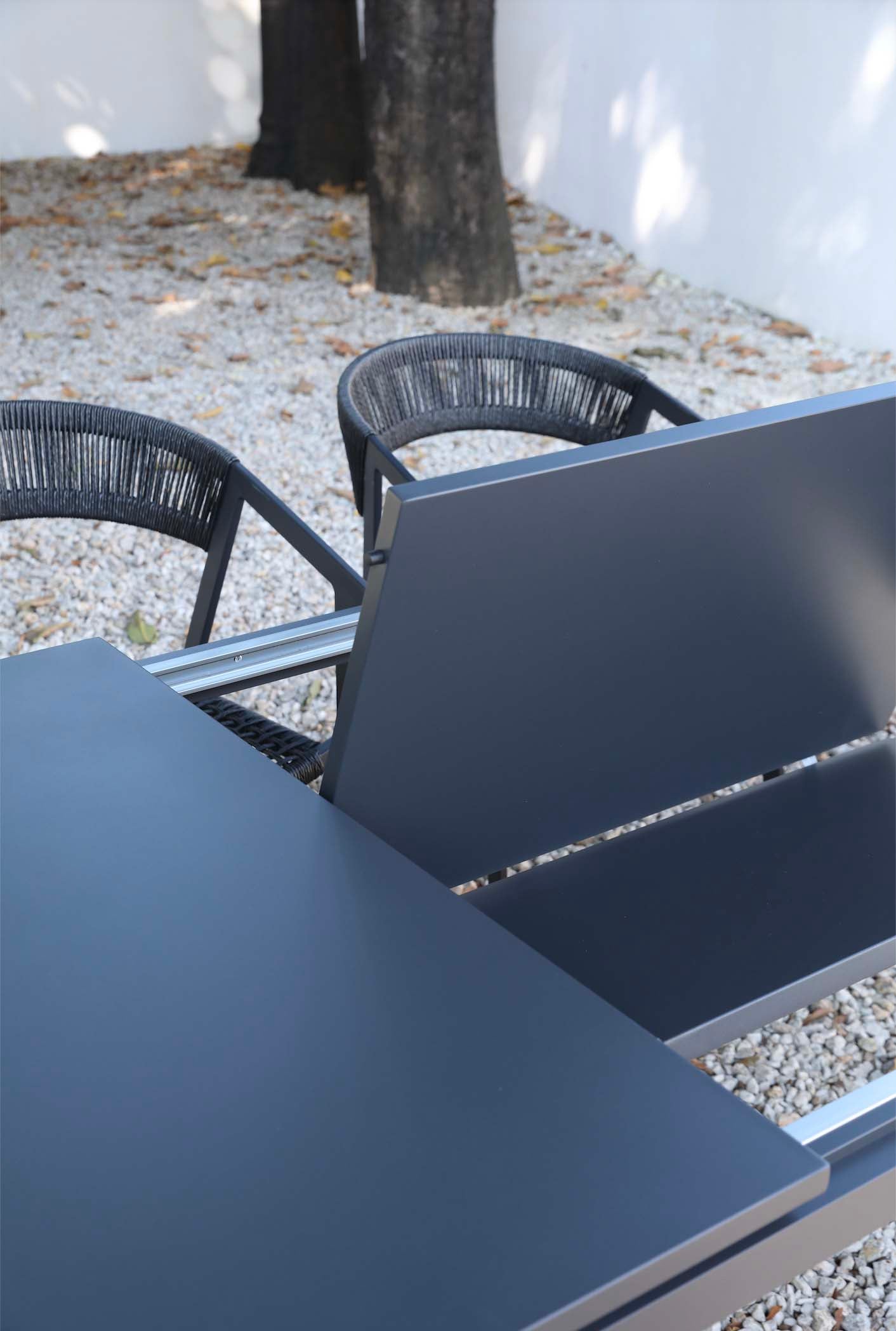 Table extensible en aluminium haut de gamme inoxydable noir, design élégant et moderne, parfaite pour grand ou petit espace.