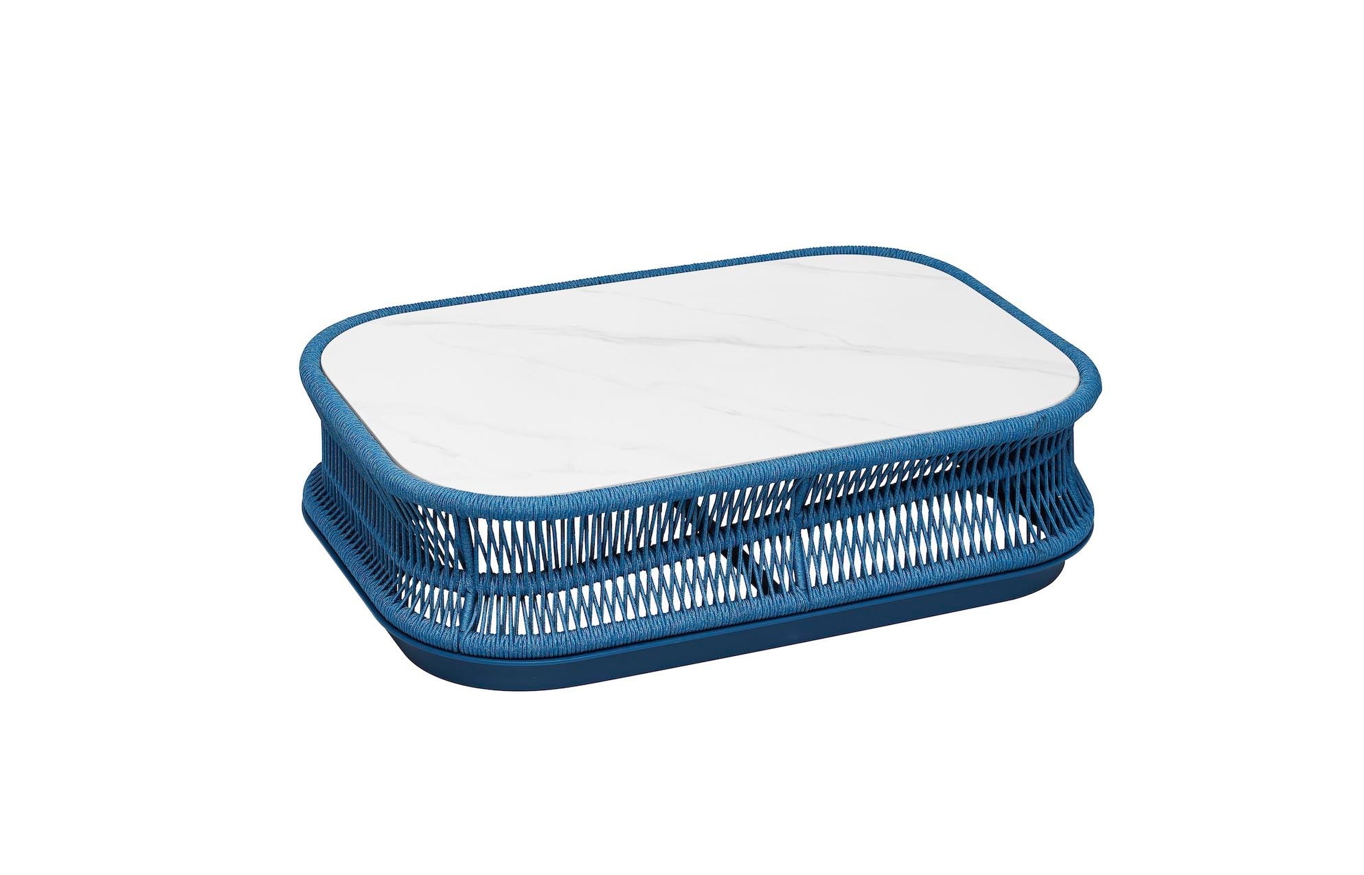 Table basse rectangulaire en aluminium bleu avec corde tressée, plateau céramique blanc, design italien luxueux et matériaux .