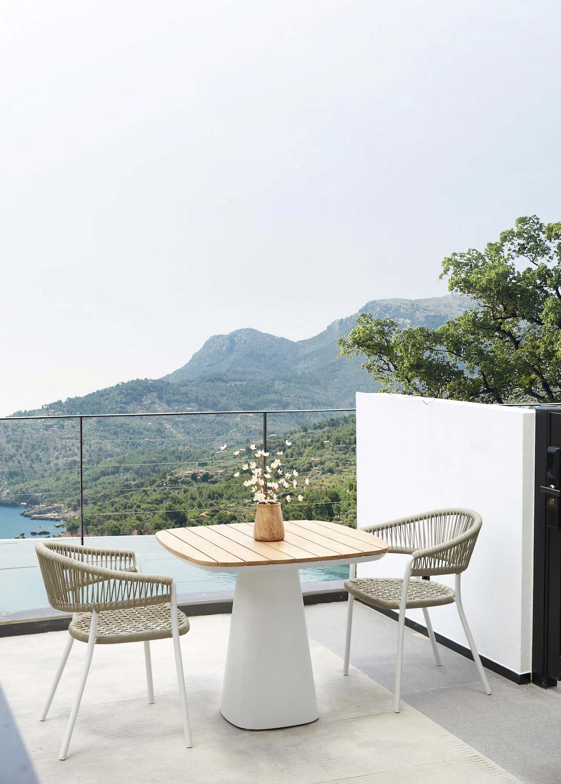 Table repas carré haut de gamme en aluminium - avec plateau teck - MILO