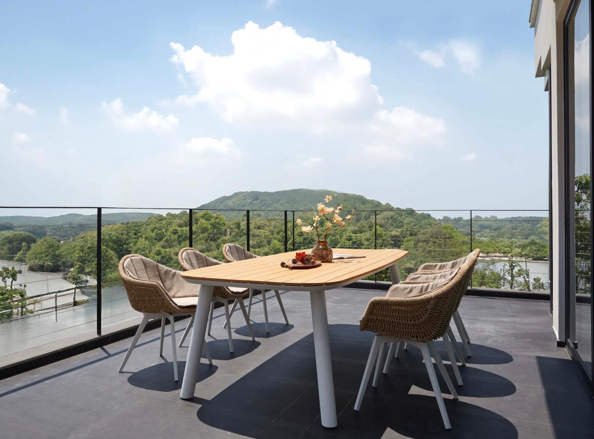 Fauteuils repas de jardin en aluminium haut de gamme avec résine tressée beige, coussins beiges, pied en teck FSC, finition.