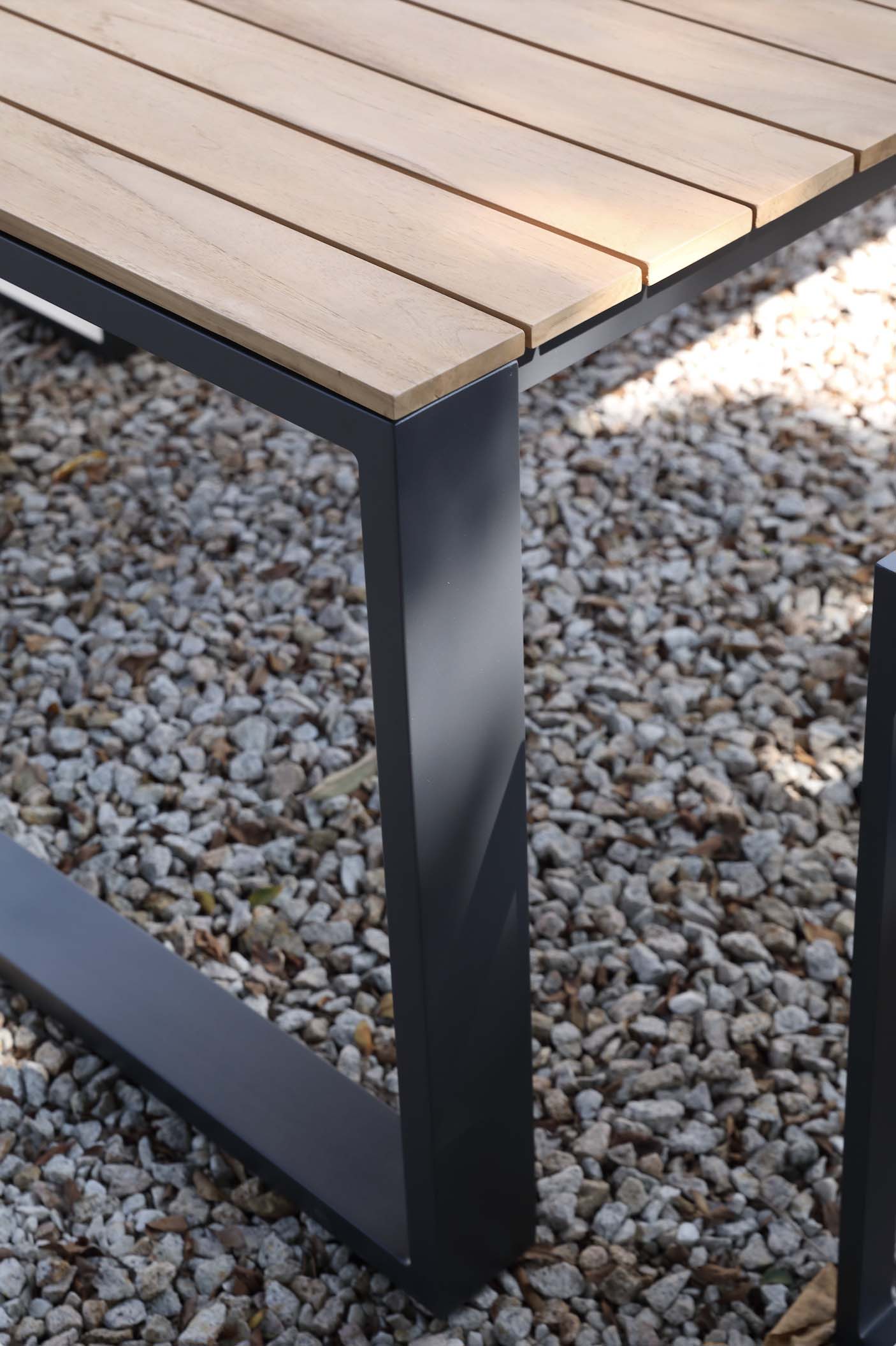 Table de jardin en teck et aluminium haut de gamme - COMO NOIR 240CM
