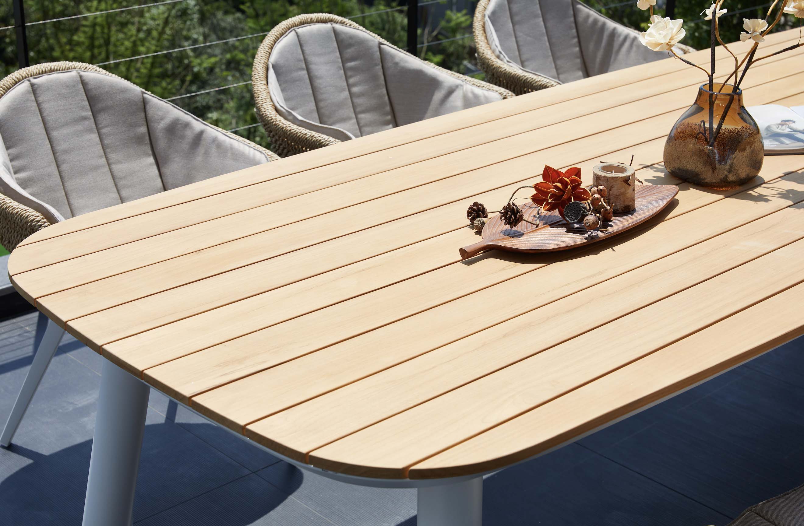 Table repas de jardin design en aluminium - avec plateau en teck - LARA