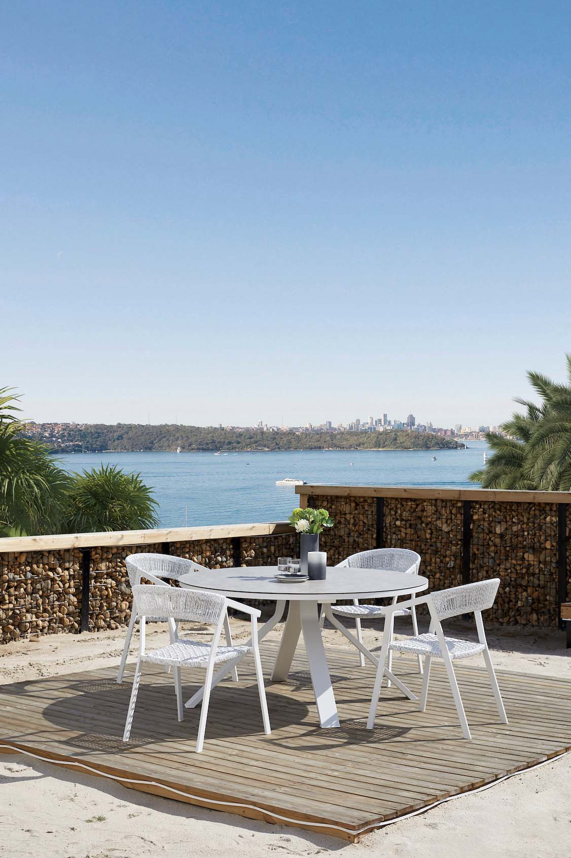 Table ronde en aluminium haut de gamme peint à la peinture époxy blanche, plateau verre sécurit lisse, ambiance.