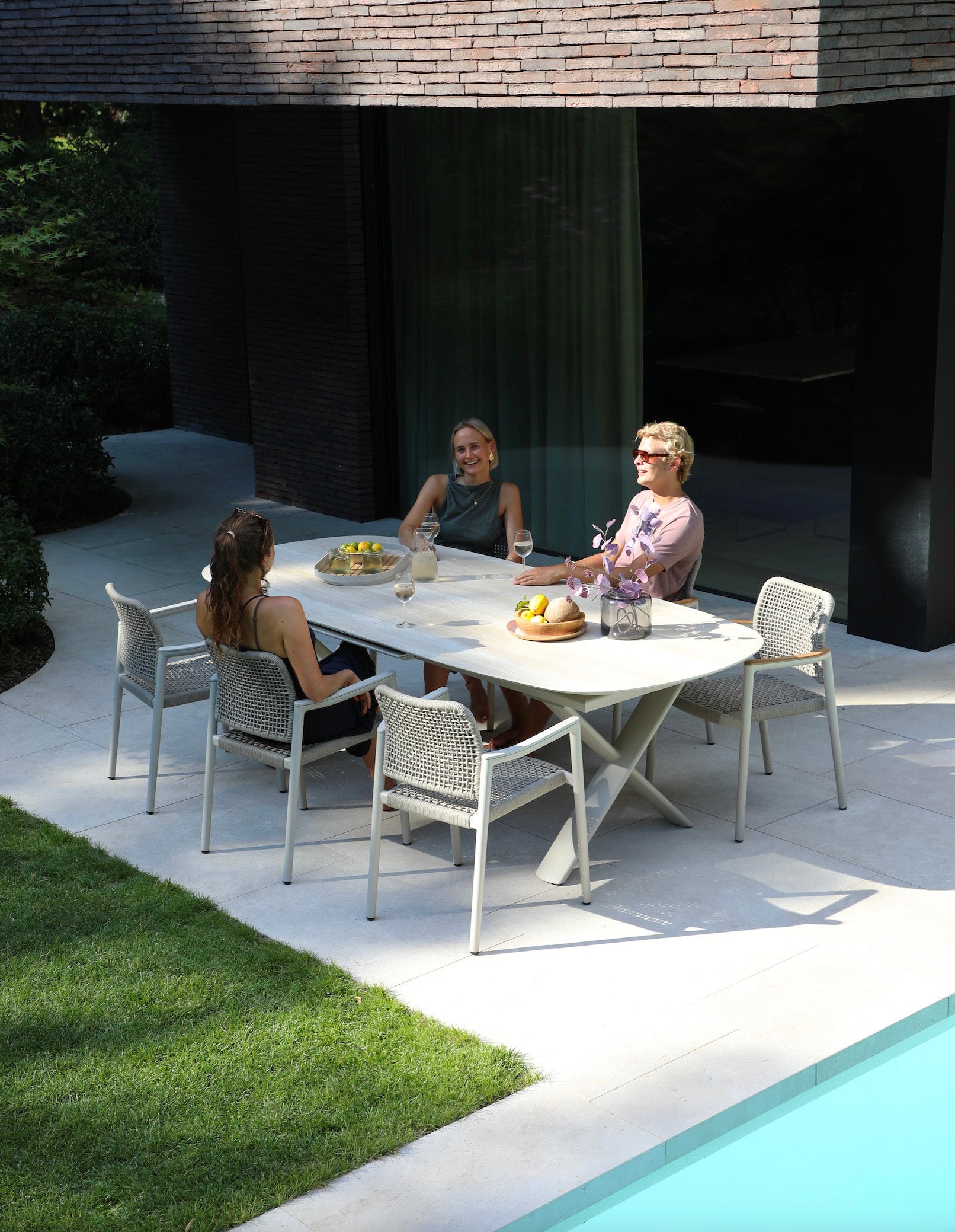 Table ovale extensible en aluminium avec plateau céramique - LIVIO BEIGE