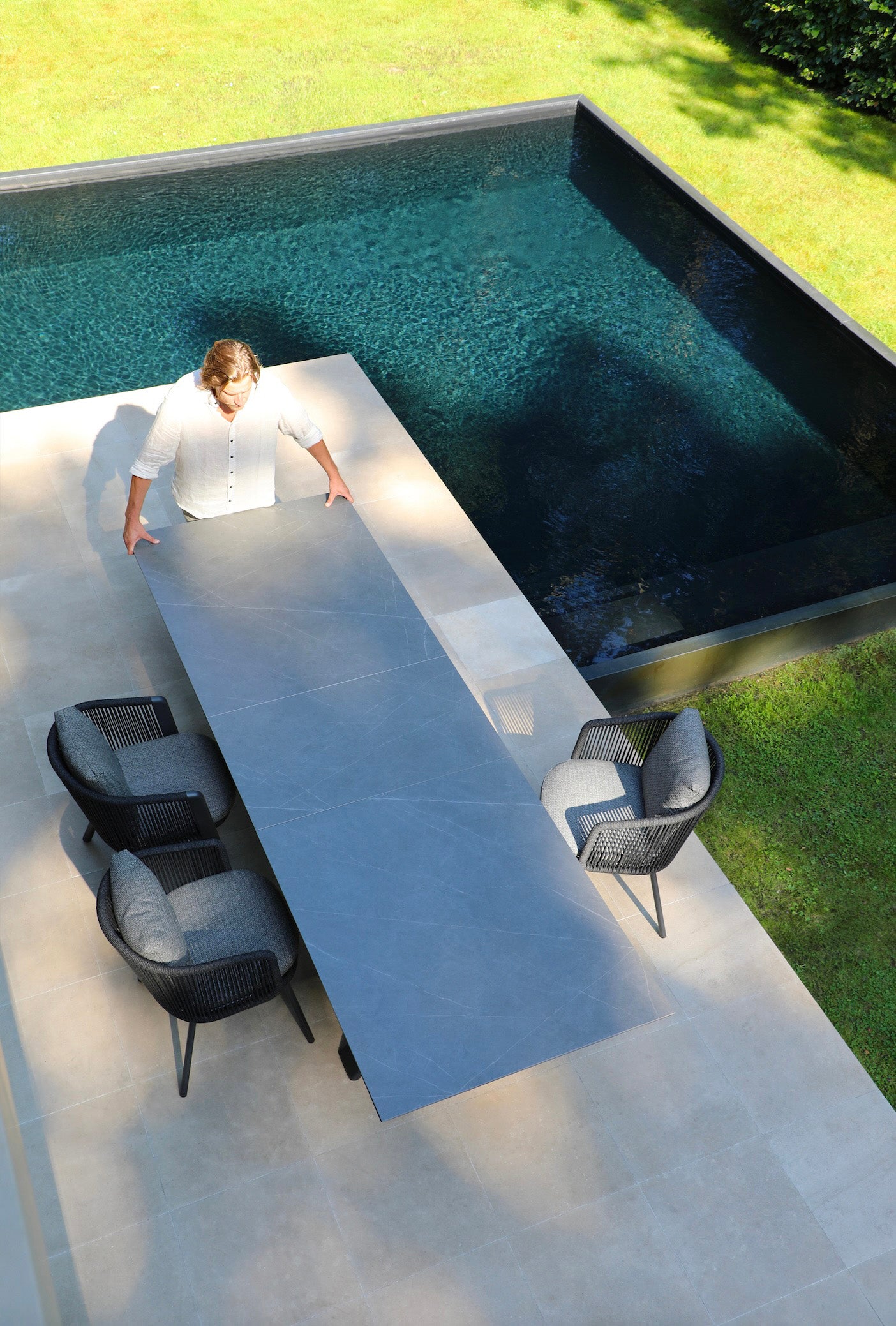 Table extensible en aluminium avec plateau en céramique - LIVIO