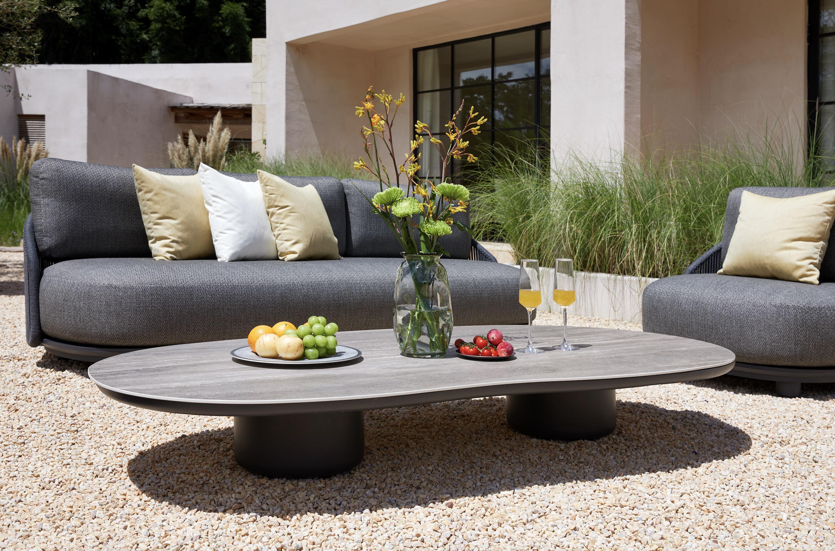 Salon de jardin extérieur en aluminium design noir avec corde luxueuse, coussins en tissu 100% Oléfine Sunproof, plateau.