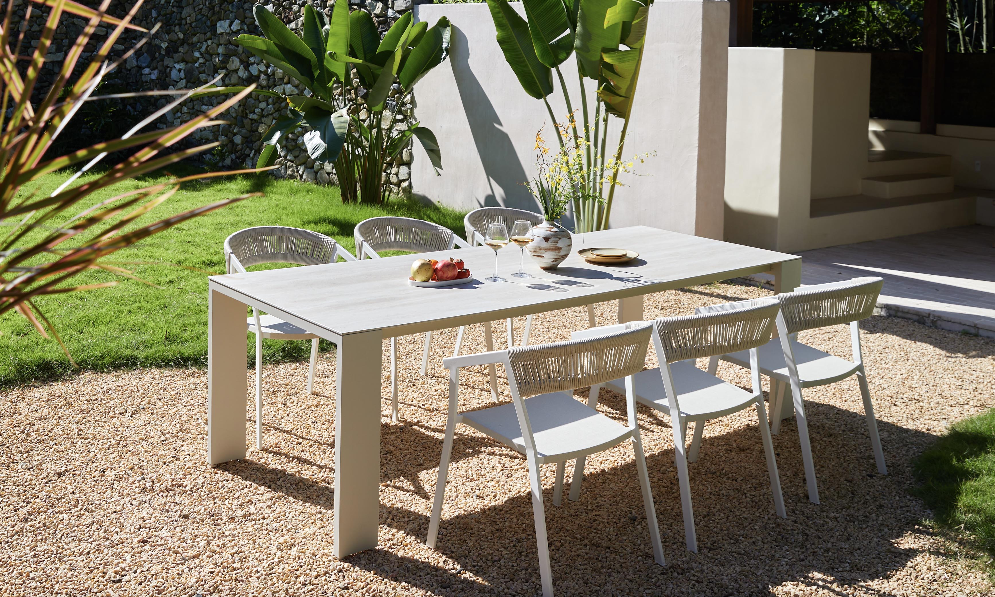 Table d'extérieur en aluminium haut de gamme inoxydable avec plateau en céramique beige élégant, design aux lignes épurées.