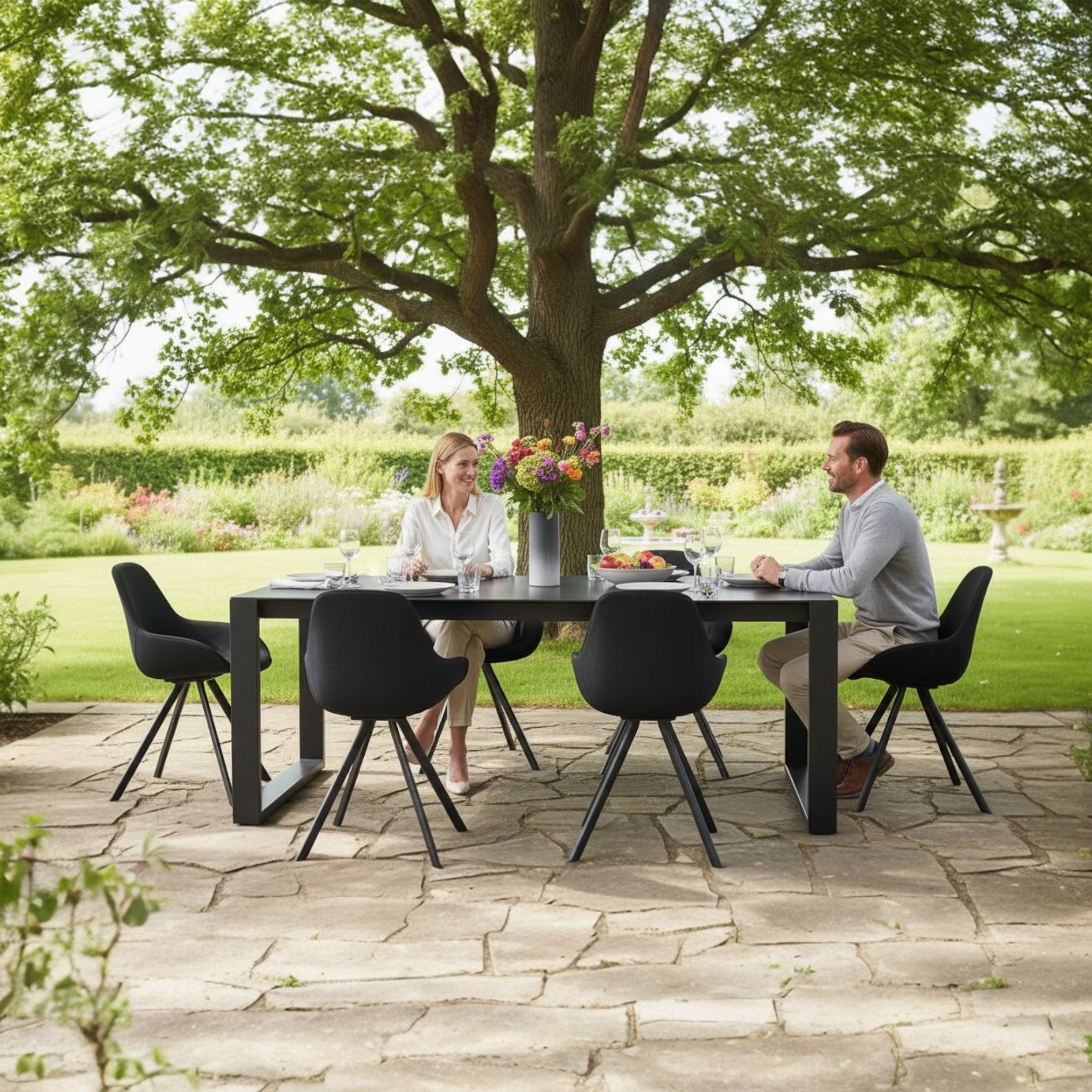Table de jardin luxe en aluminium haut de gamme noire avec plateau en céramique, six fauteuils noirs en tissu 100% oléfine.