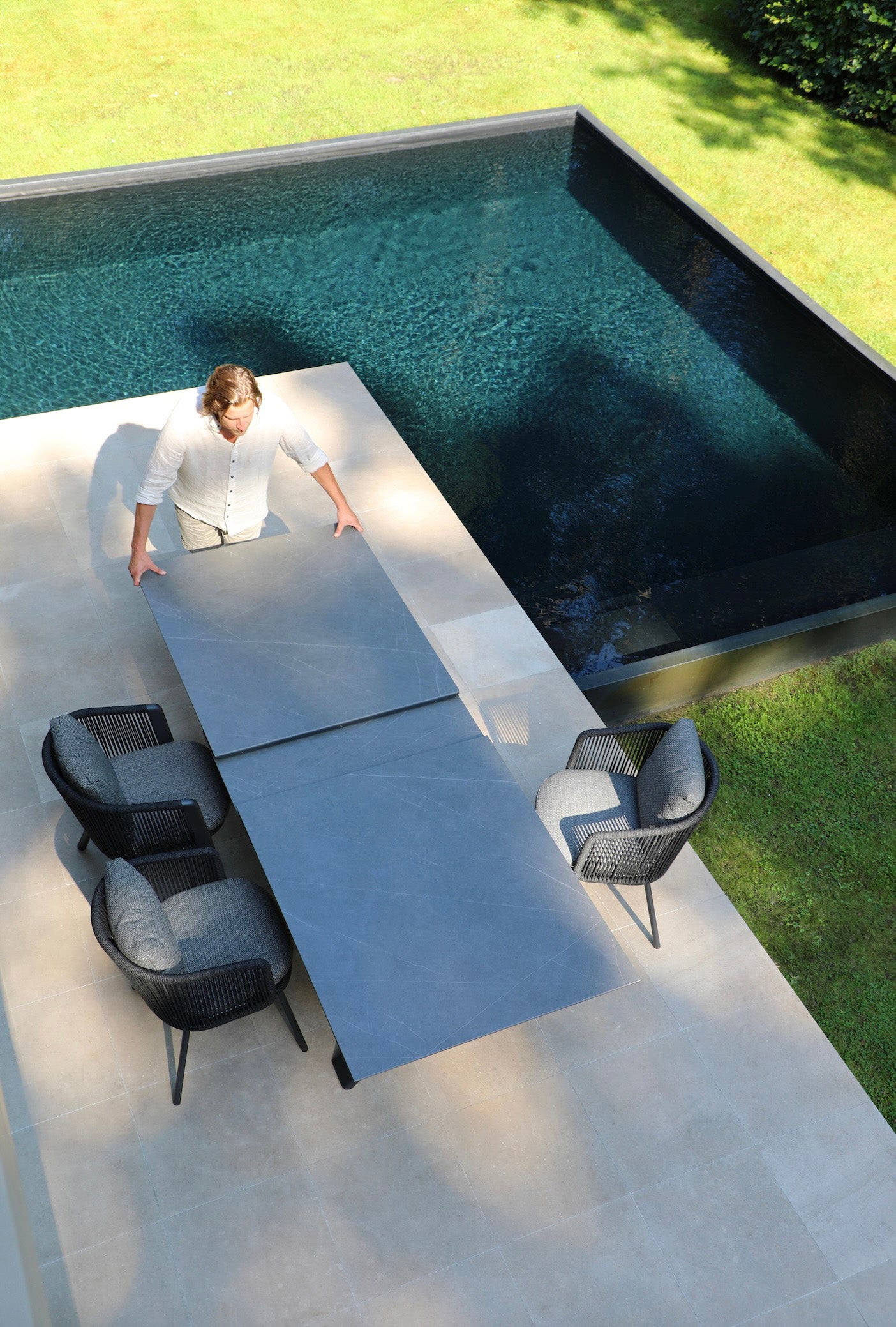 Table extensible en aluminium haut de gamme inoxydable avec plateau en céramique gris, grand espace pour six personnes.