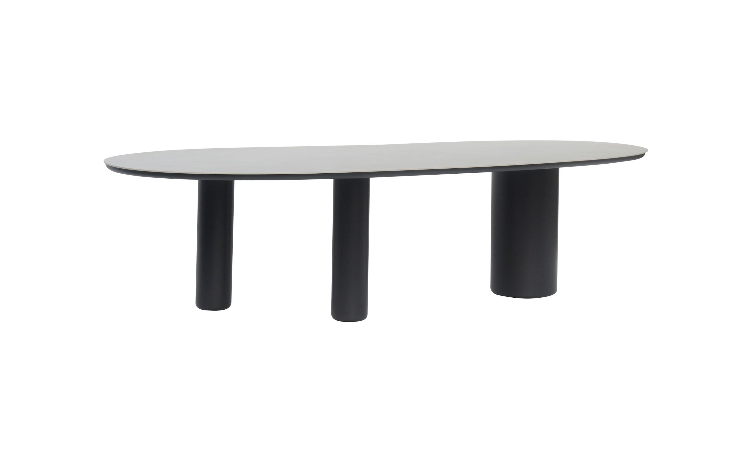 Détail de la table AURA sur fond blanc, plateau en céramique et structure et pied en aluminium haut de gamme