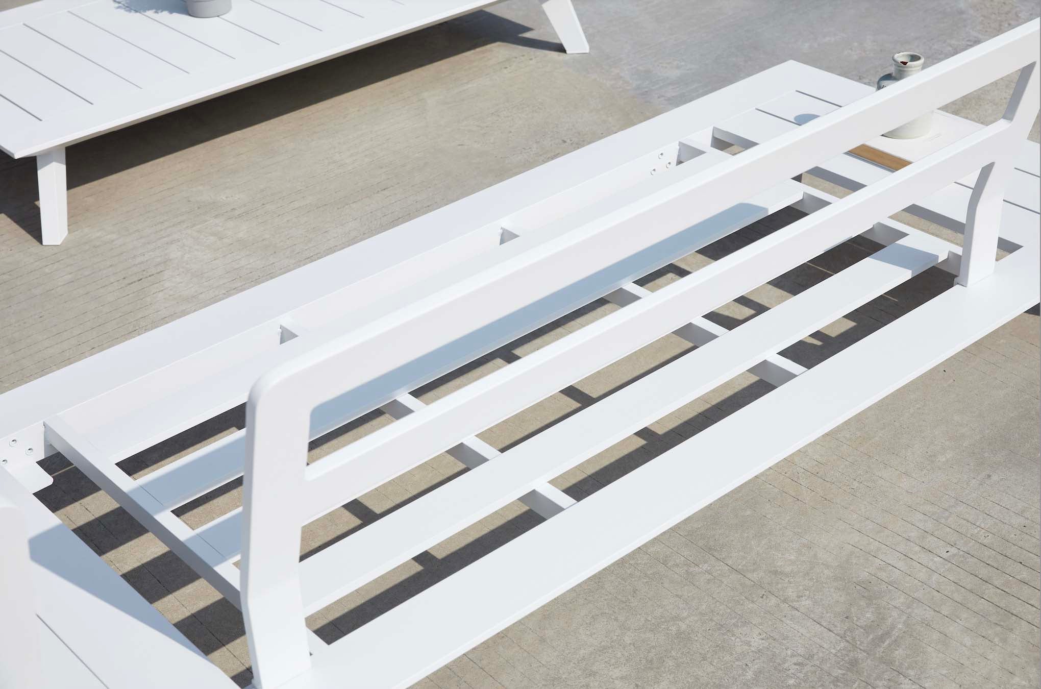 Canapé de jardin design en aluminium inoxydable blanc, structure élégante et durable, idéal mobilier terrasse petit balcon.