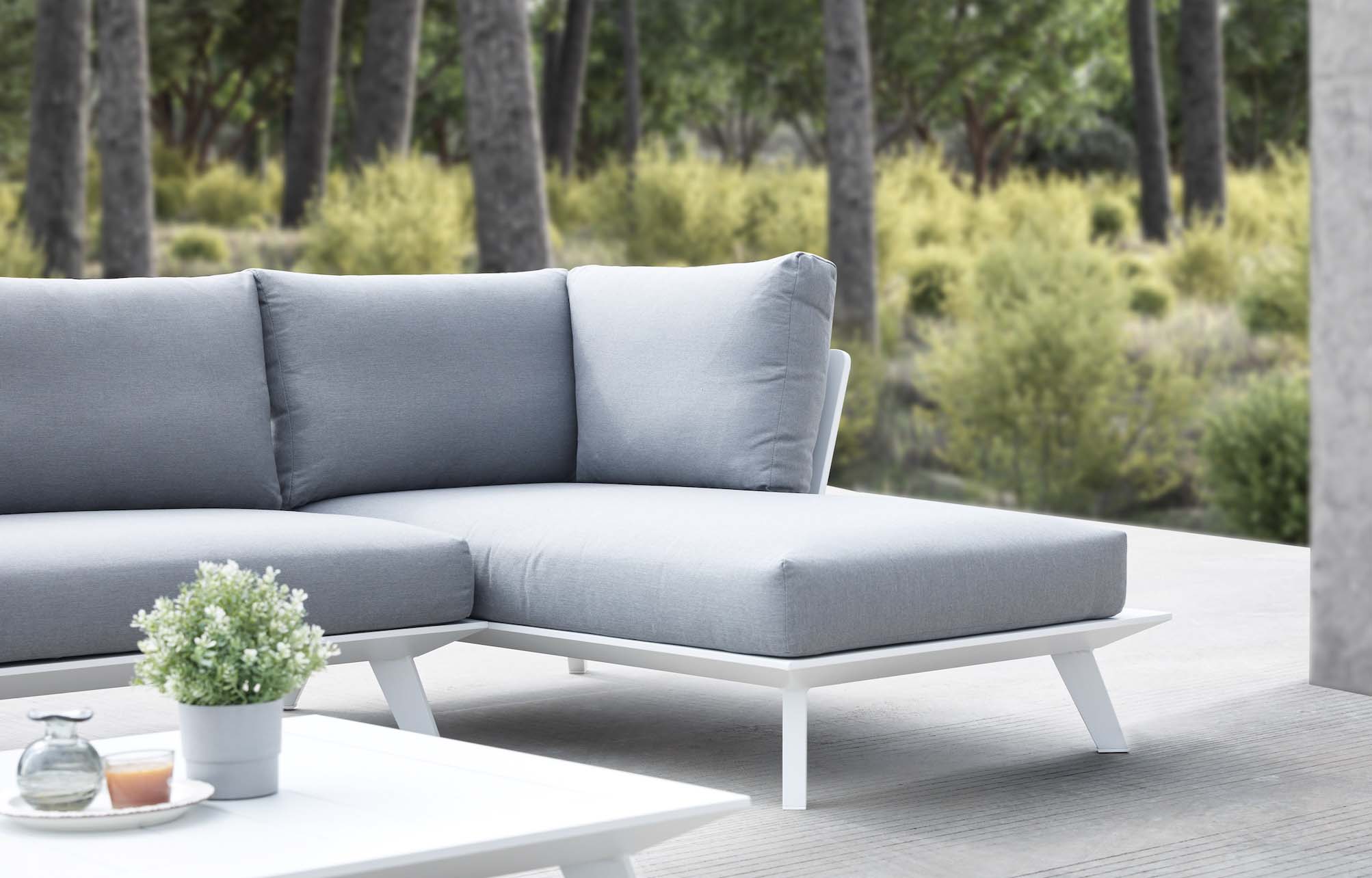 Canapé d’angle modulable blanc avec structure aluminium inoxydable, coussins gris en tissu 100% Oléfine déperlant et déhoussable.