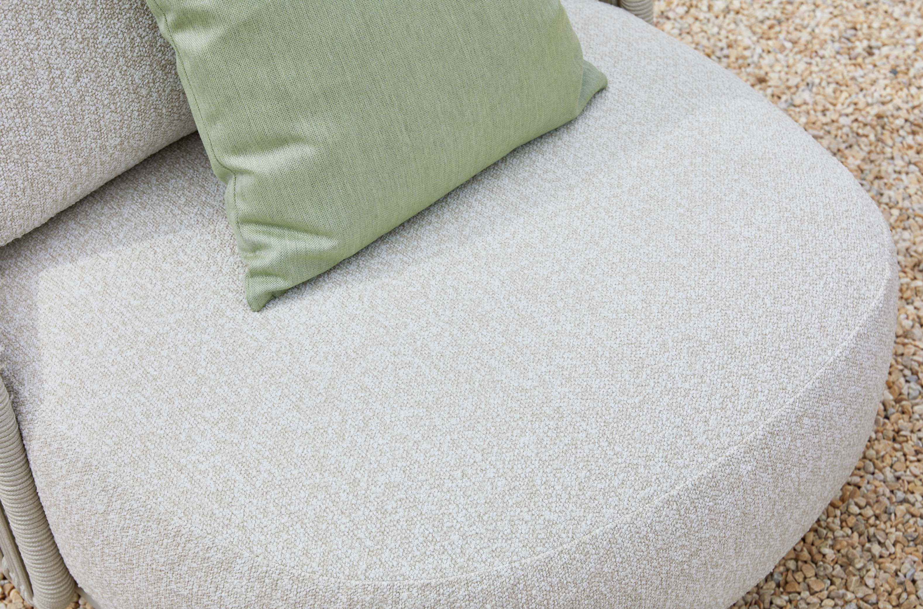 Assise beige en tissu 100% Oléfine Sunproof, finition corde élégante, coussin vert, structure aluminium design durable.