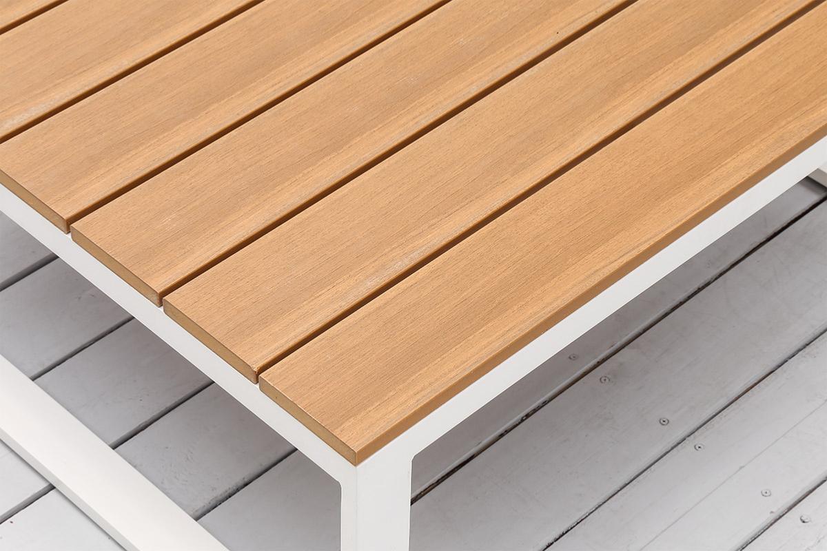 Plateau de salon de jardin en composite imitation bois beige aux lames courbes, structure en aluminium haut de gamme blanc.