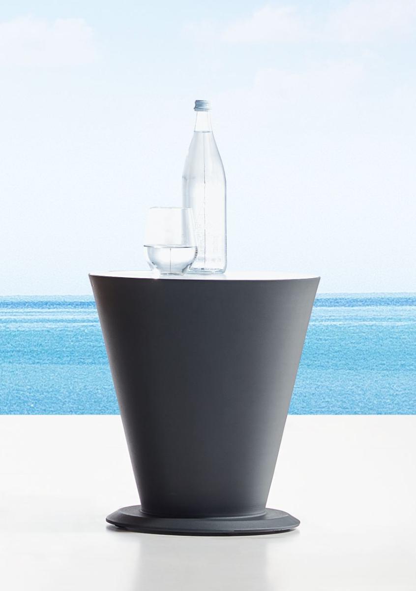 Table d'appoint de jardin en aluminium anthracite au design conique élégant, associée à des matériaux nobles Teck FSC