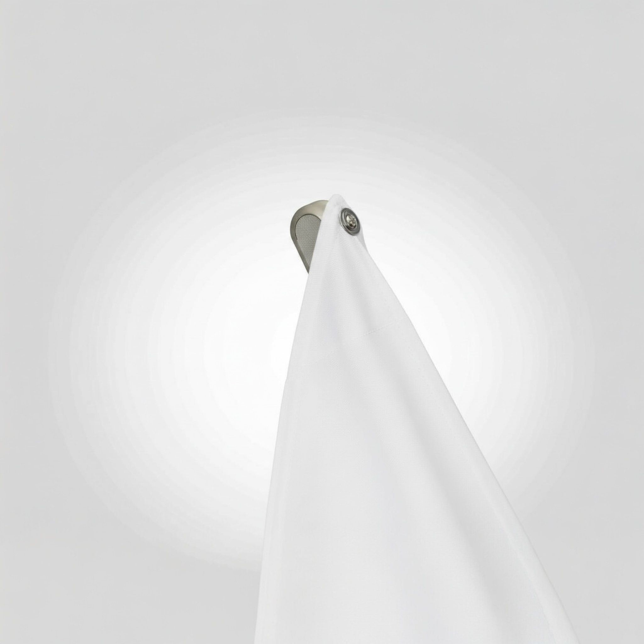 Parasol déporté en aluminium gris avec toile blanche en tissu acrylique, design contemporain et luxe, structure résistante.