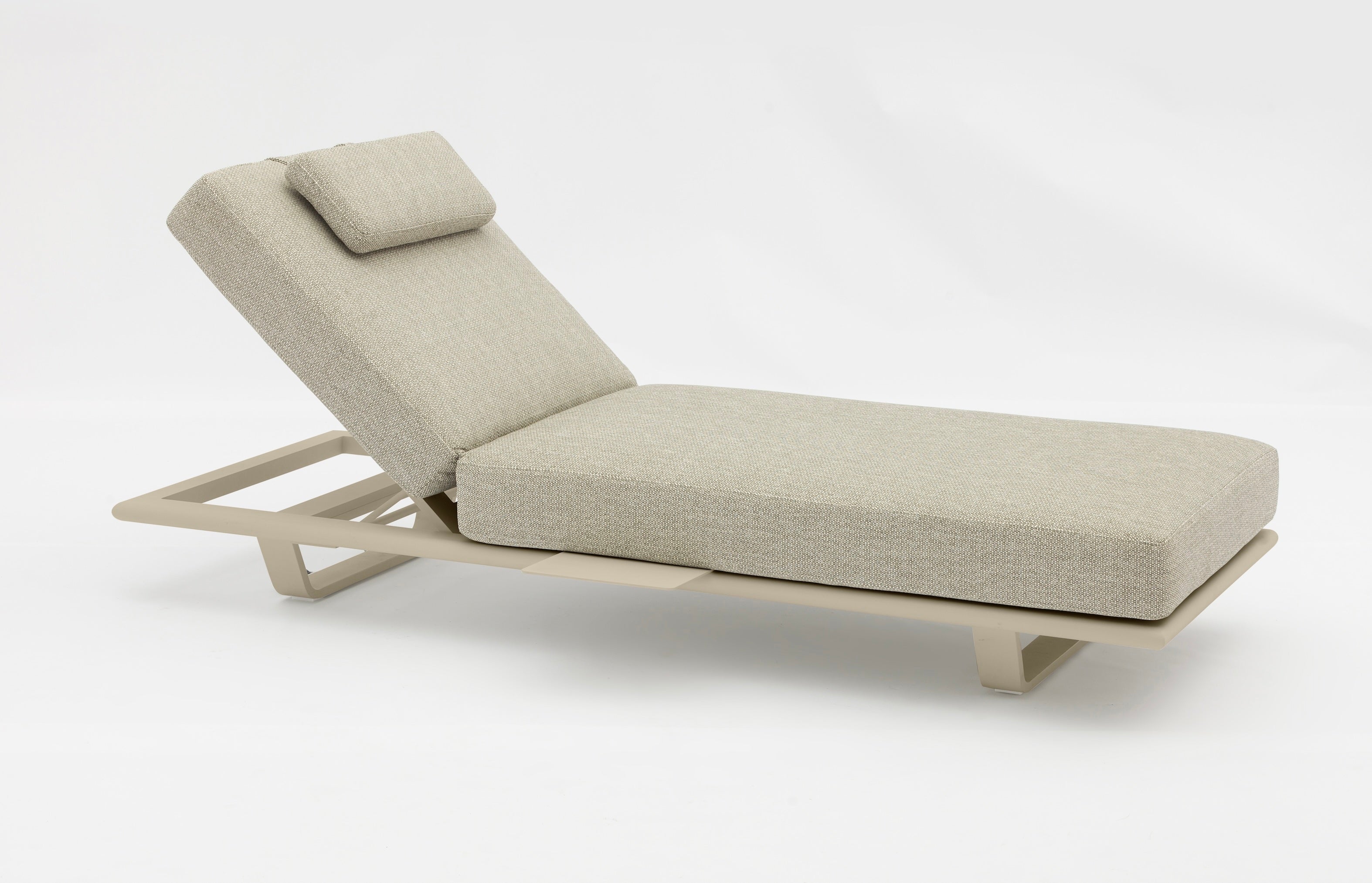 Transat de jardin NIRI en aluminium beige avec coussin gris, vue large