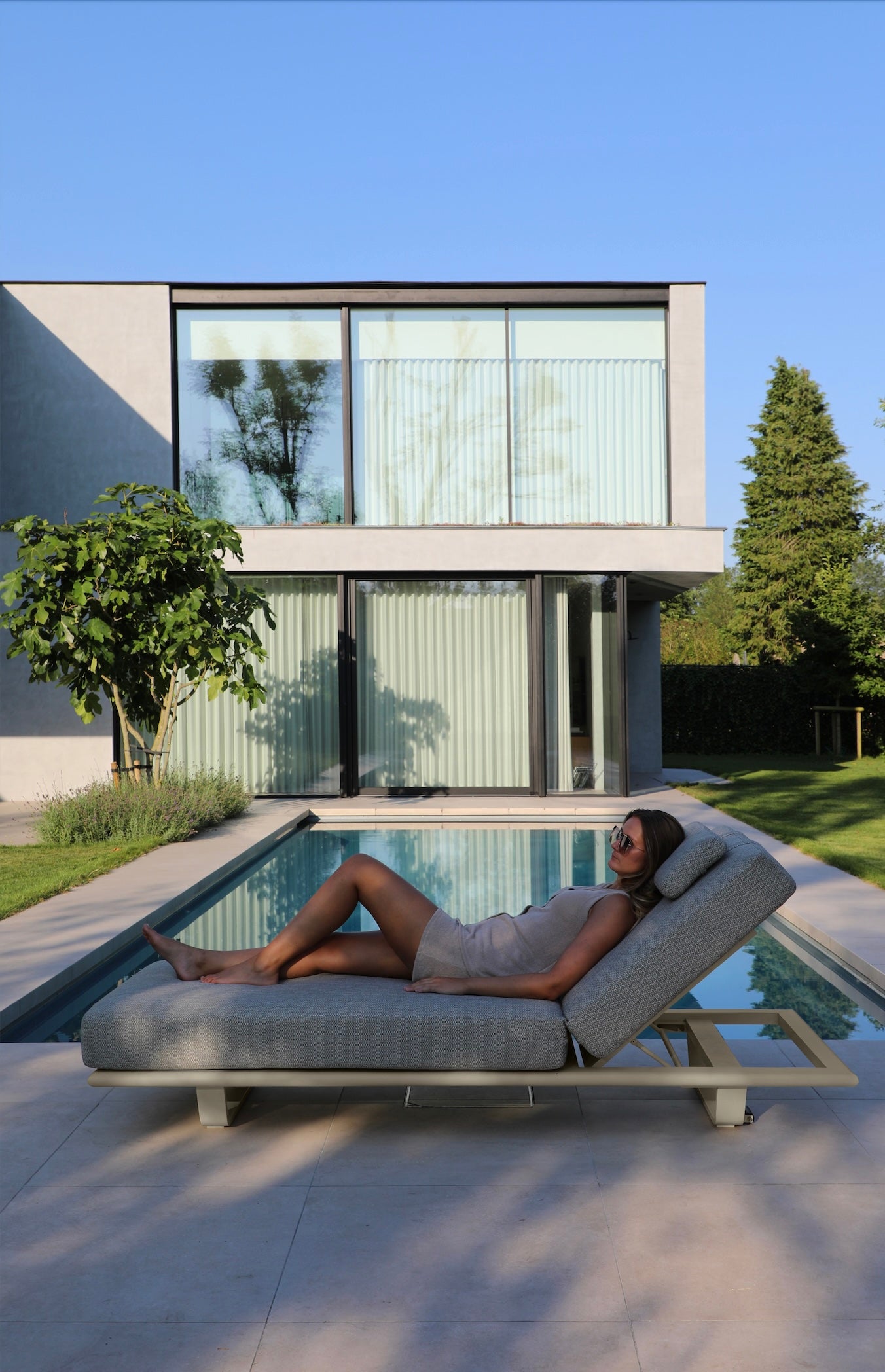 Bain de soleil NIRI en aluminium beige avec coussin gris, dossier inclinable