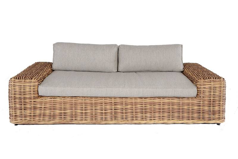 Canapé de jardin 2/3 places en résine tressée ronde rustique, coussins en tissu déperlant et déhoussable beige, structure.