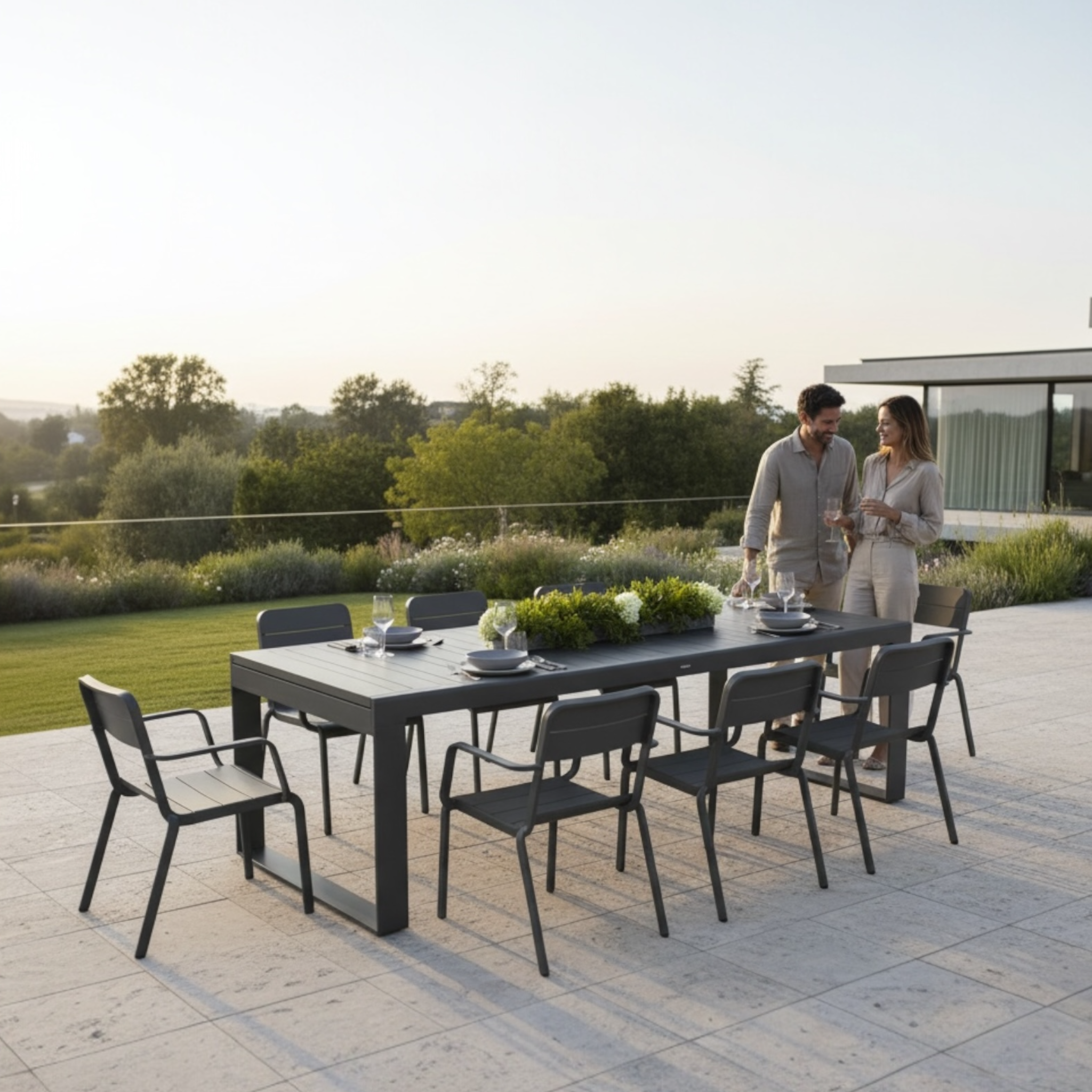 Table extensible JENNA aluminium noir sur terrasse contemporaine, lignes épurées et finition noir mat pour esthétique moderne