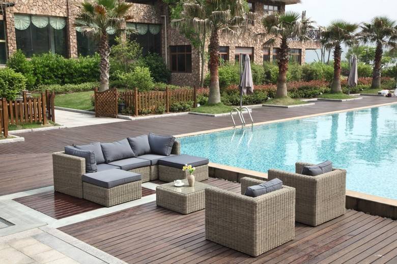 Pouf rond en résine tressée beige, coussin déhoussable gris déperlant, style rustique et élégant méditerranéen