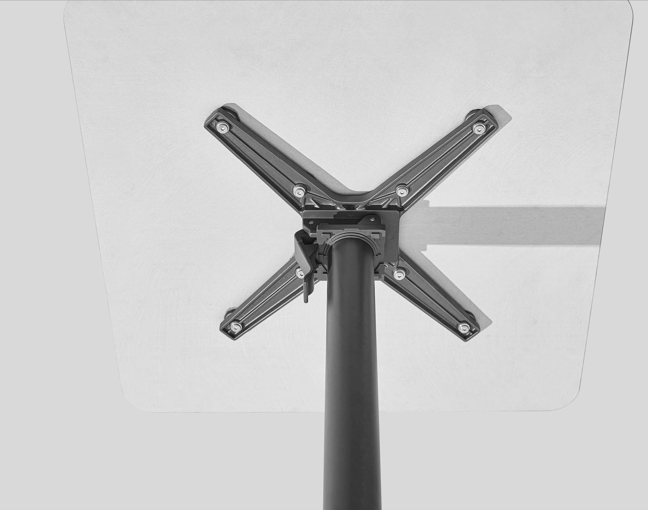 Pied de table bistro haut de gamme en aluminium noir, fixation croisée robuste pour terrasse et restaurant, design durable.