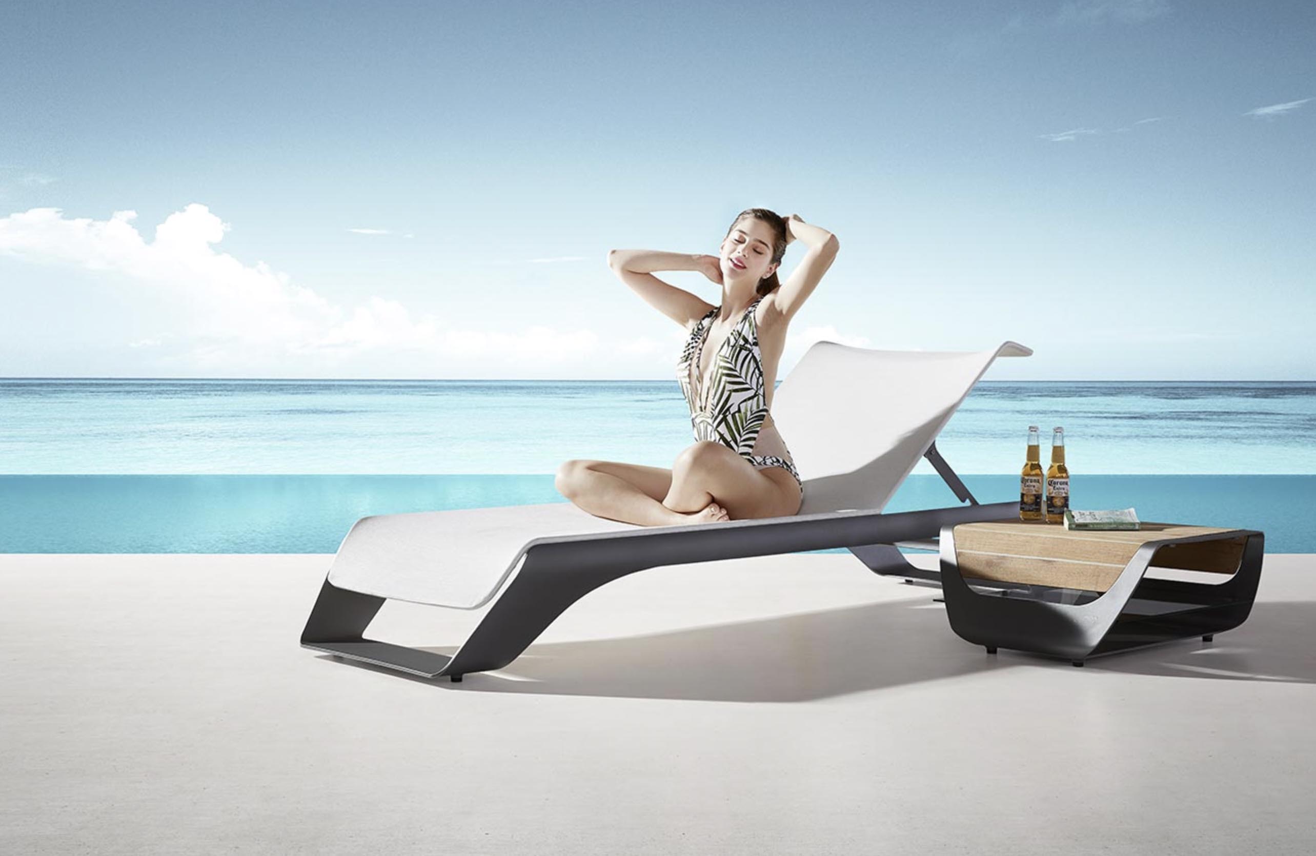 Transat lit de piscine haut de gamme design by Pininfarina