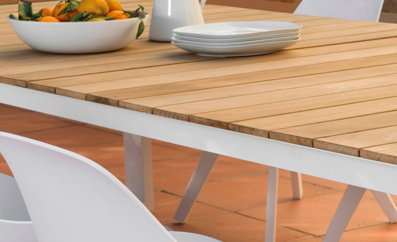 Table de jardin extensible en teck et aluminium blanc pour accueil