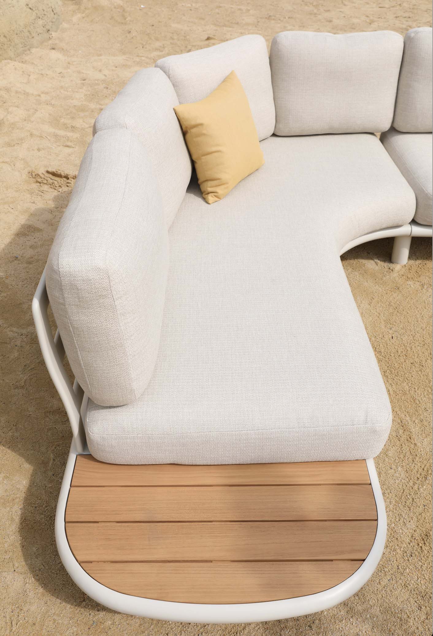 Salon de jardin d’angle en aluminium haut de gamme blanc avec peinture époxy, coussins beige clair élégants, assise en teck.