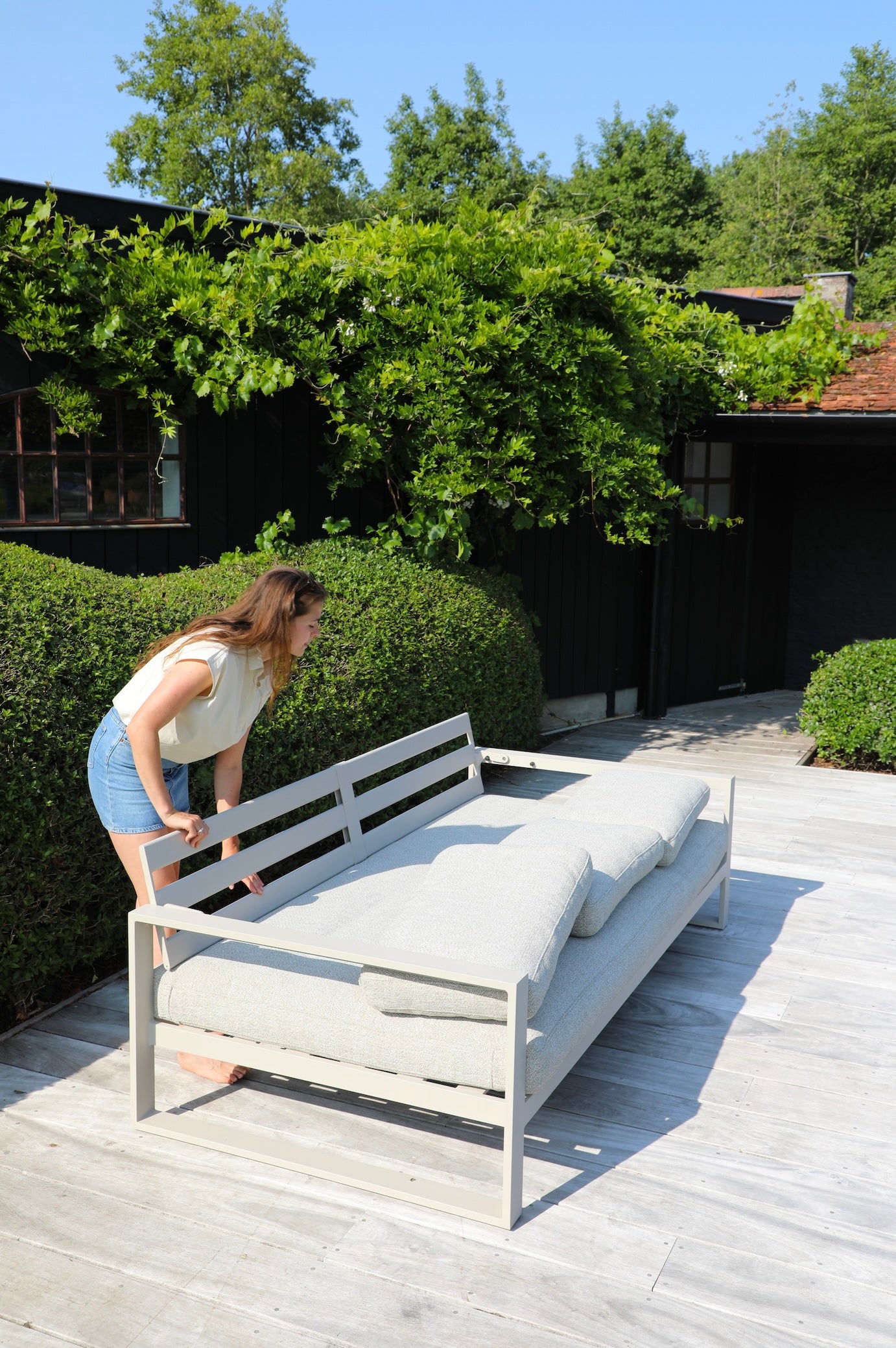Salon de jardin modulable aux lignes épurées en teck FSC et aluminium inoxydable, coussins déhoussables et déperlants beige.