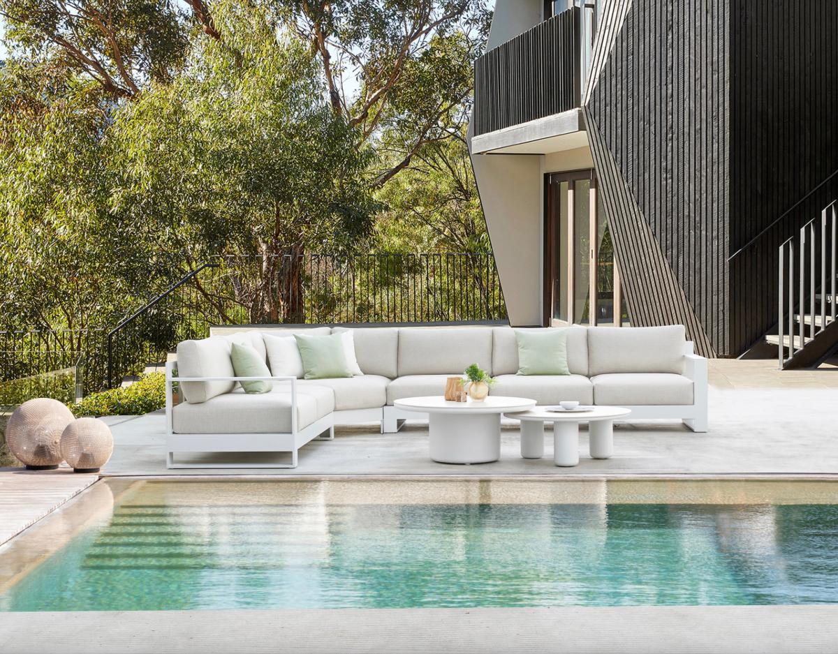 Petite table basse ronde IRIS en aluminium haut de gamme blanc avec plateau céramique, design luxe et conception premium. 