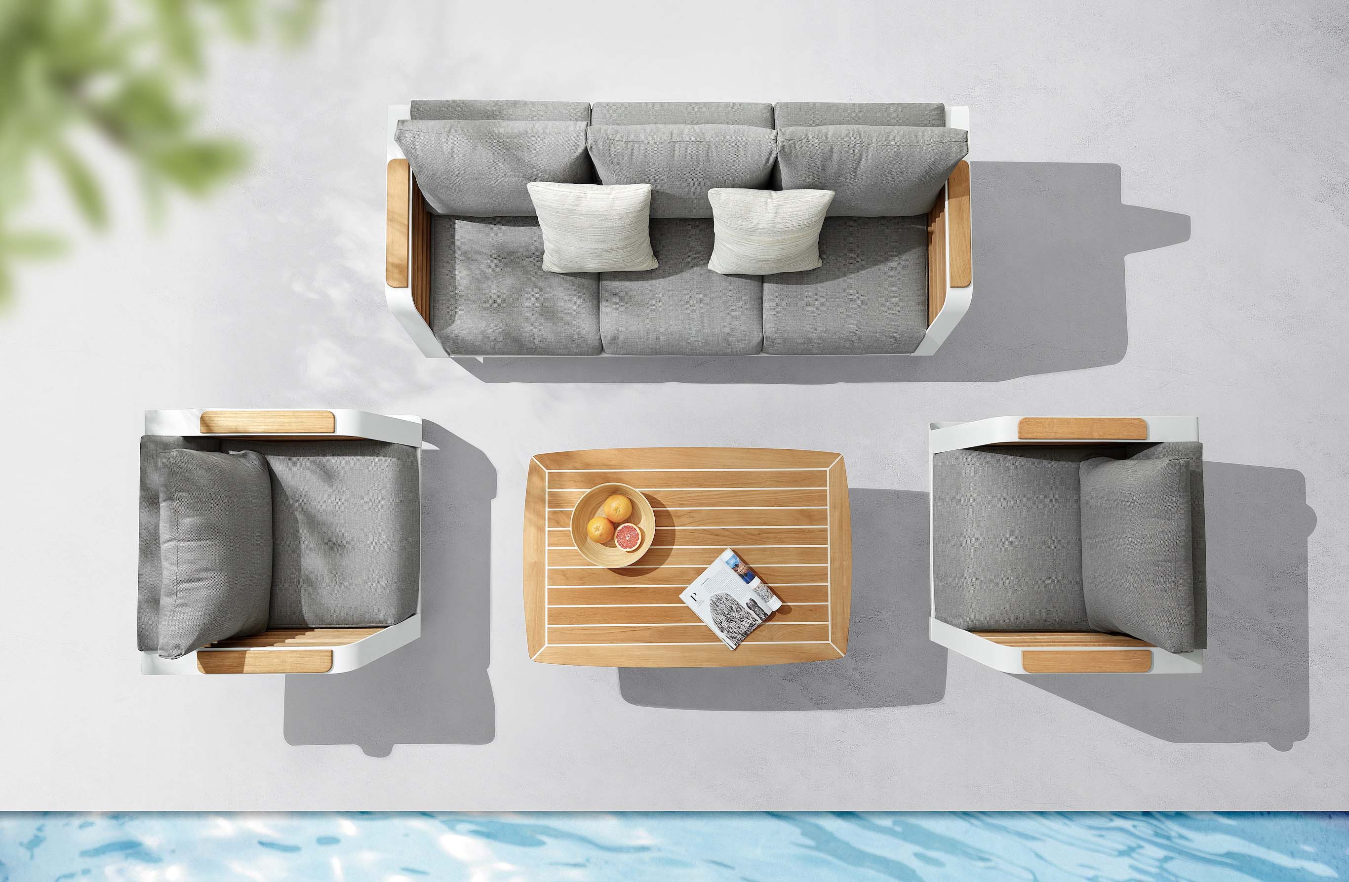 Salon de jardin haut de gamme en teck FSC et aluminium, design Pininfarina, canapé 3 places et deux fauteuils aux coussins.