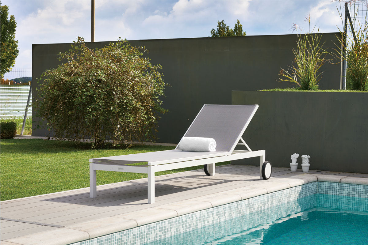 Bain de soleil design en aluminium haut de gamme blanc avec textilène gris, peinture époxy résistante, roulettes intégrées. 